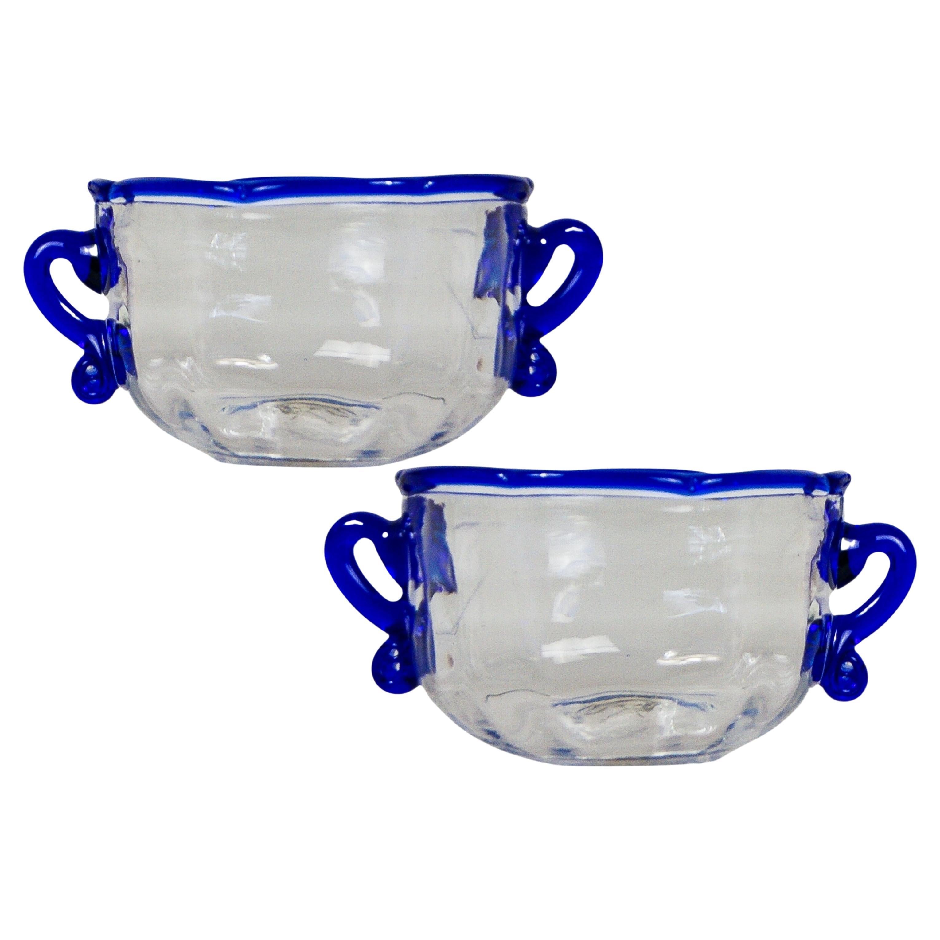 Paar georgianische Wrythen-Glasschalen mit appliziertem blauem Rand und Henkeln