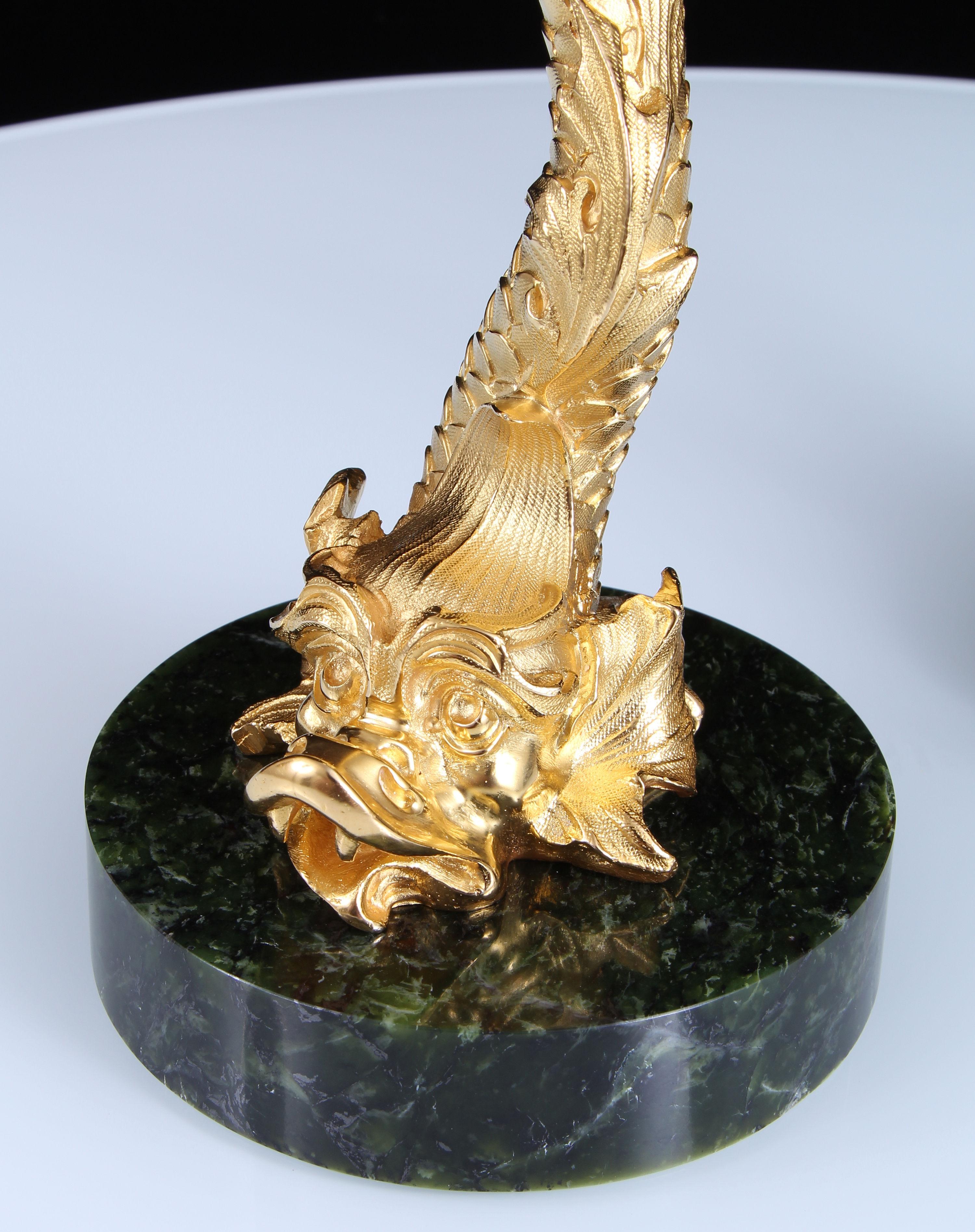 Coppia di candelabri a forma di delfino in bronzo dorato del XVIII secolo su giada di nefrite in vendita 3