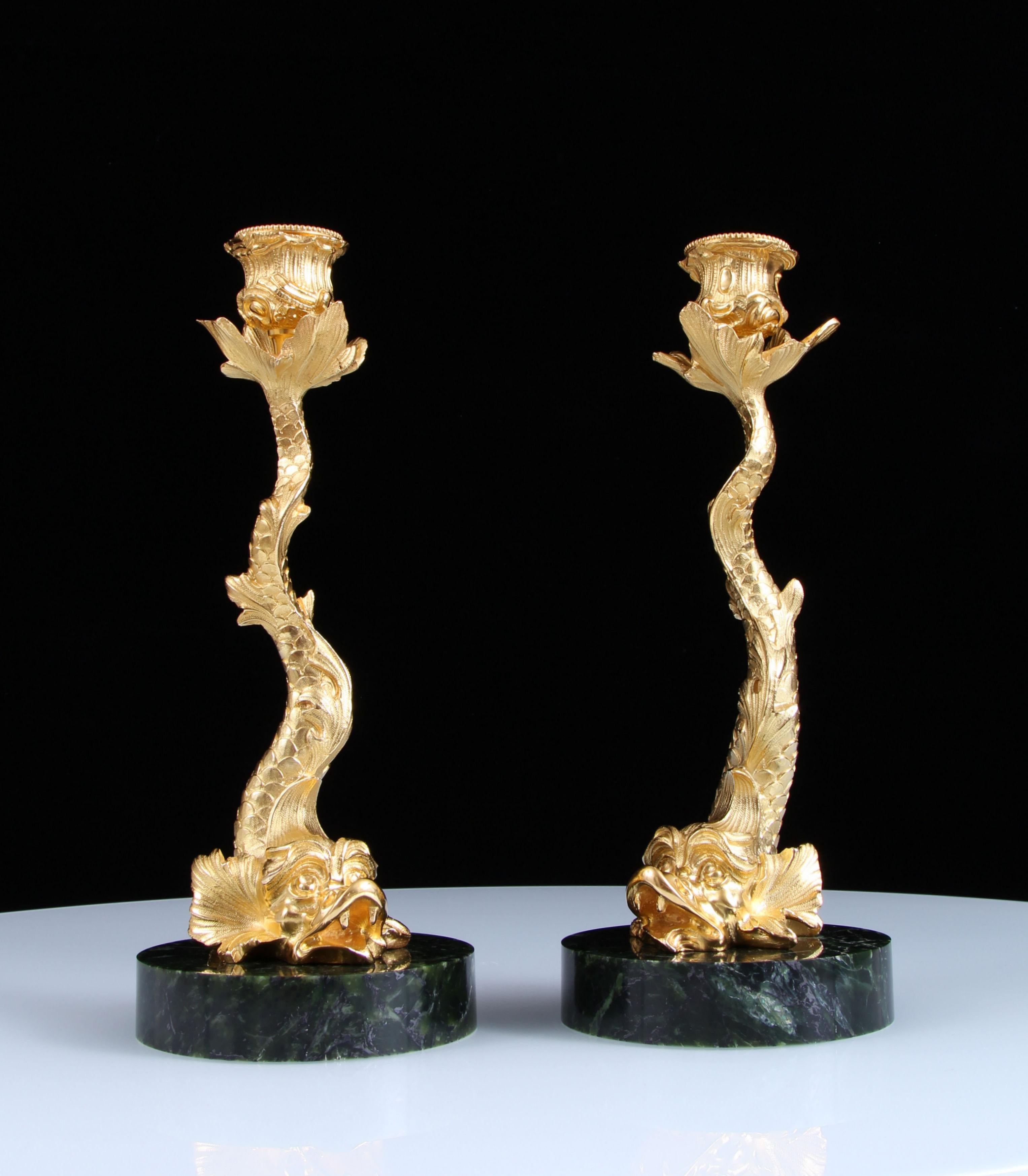 Coppia di candelabri a forma di delfino in bronzo dorato del XVIII secolo su giada di nefrite in vendita 4