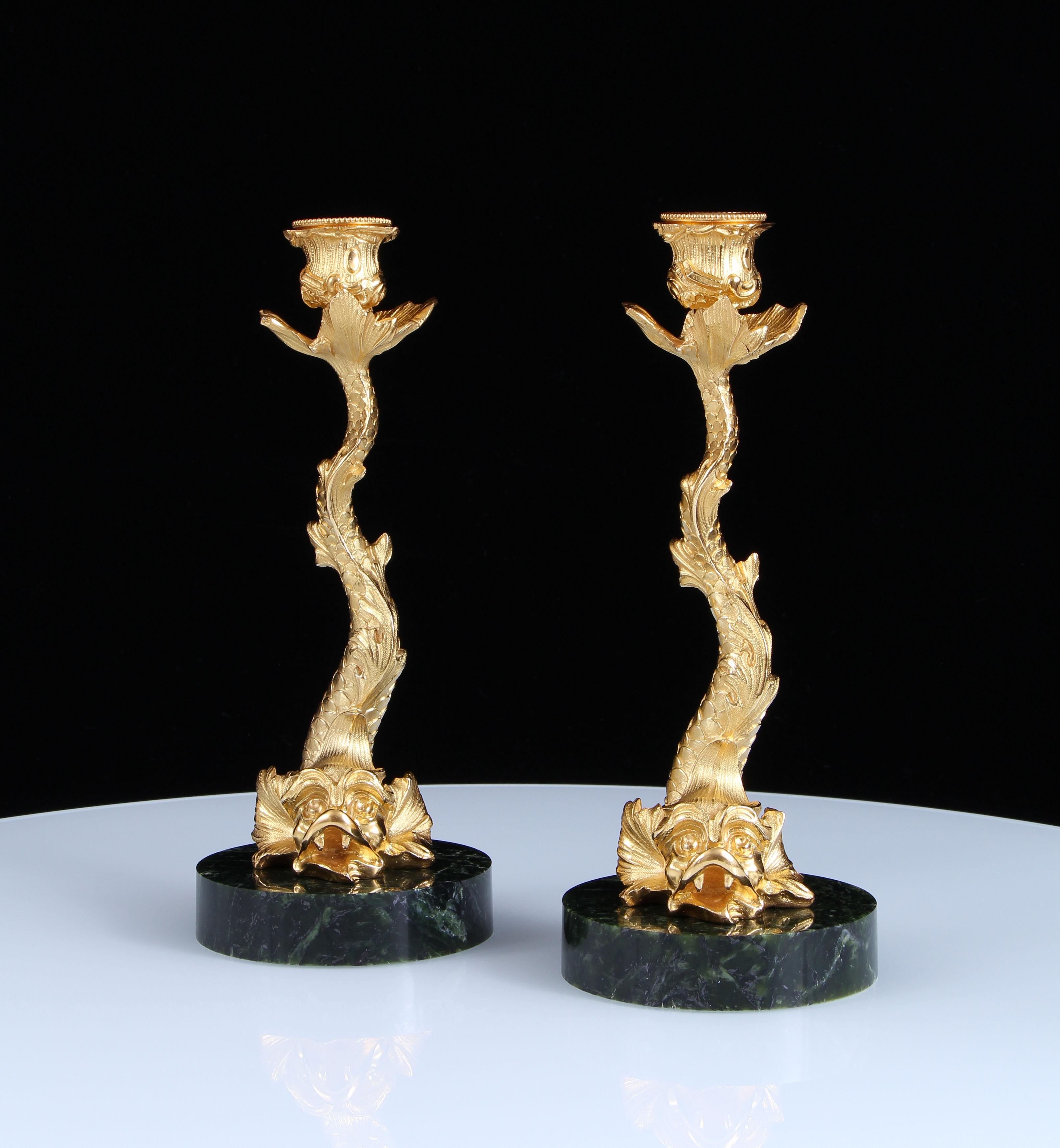 Un capolavoro di design e immaginazione.

Squisitamente inseguito. Una delle più belle coppie di candelieri in bronzo dorato con delfino mai realizzate. In ottime condizioni 

Eccezionale e rara coppia di candelieri a forma di delfino stilizzati in