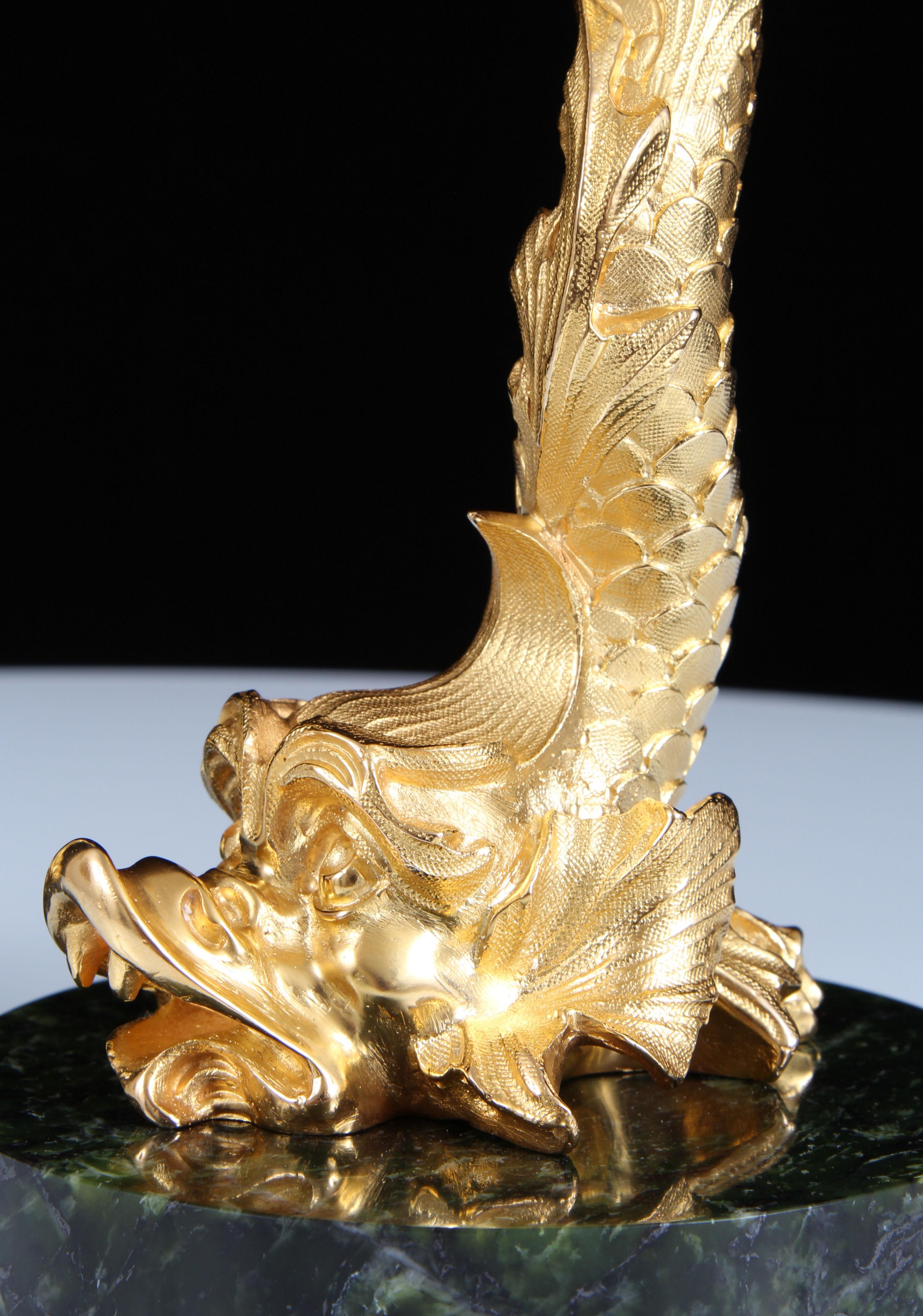 Romano classico Coppia di candelabri a forma di delfino in bronzo dorato del XVIII secolo su giada di nefrite in vendita