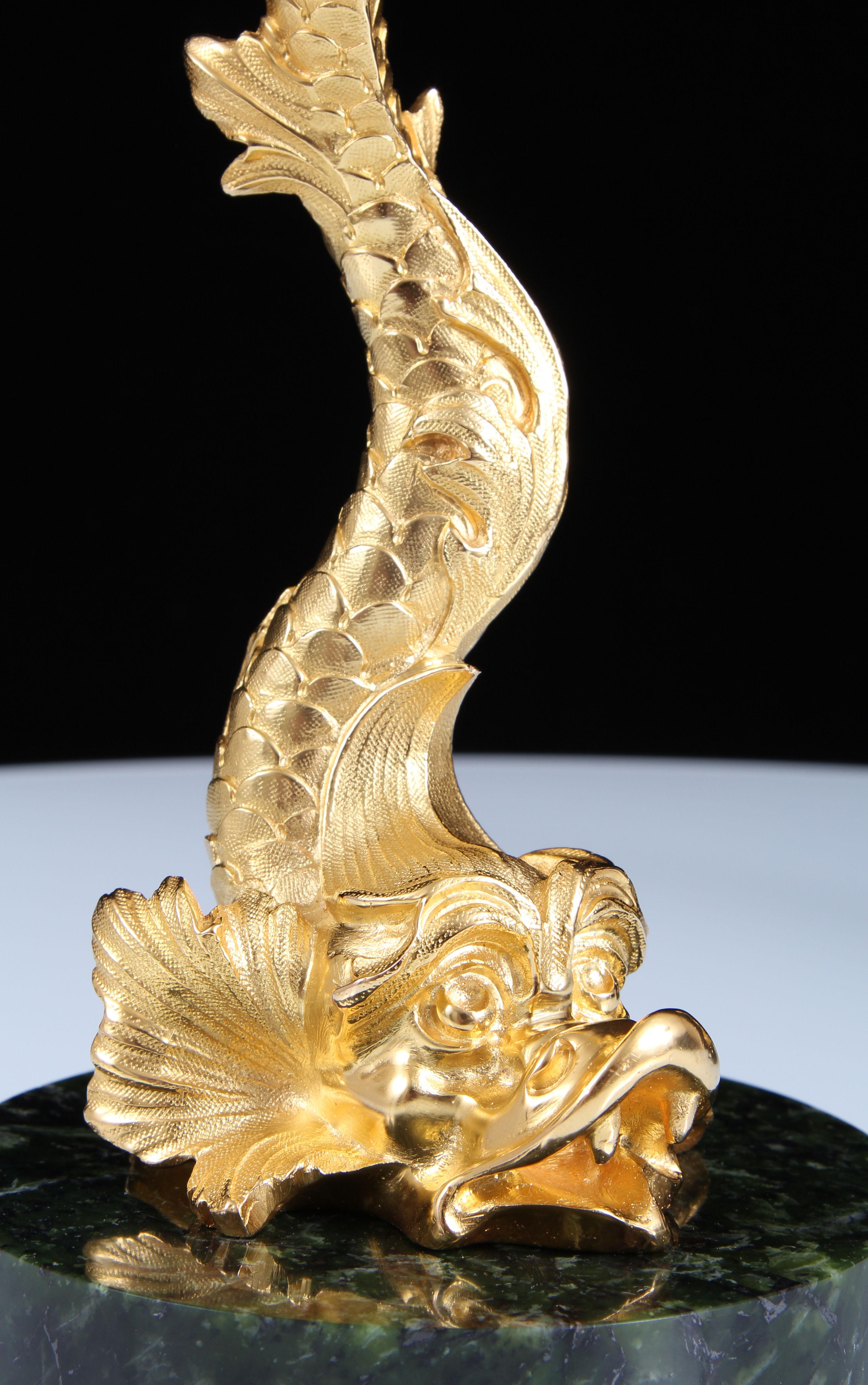 Europeo Coppia di candelabri a forma di delfino in bronzo dorato del XVIII secolo su giada di nefrite in vendita
