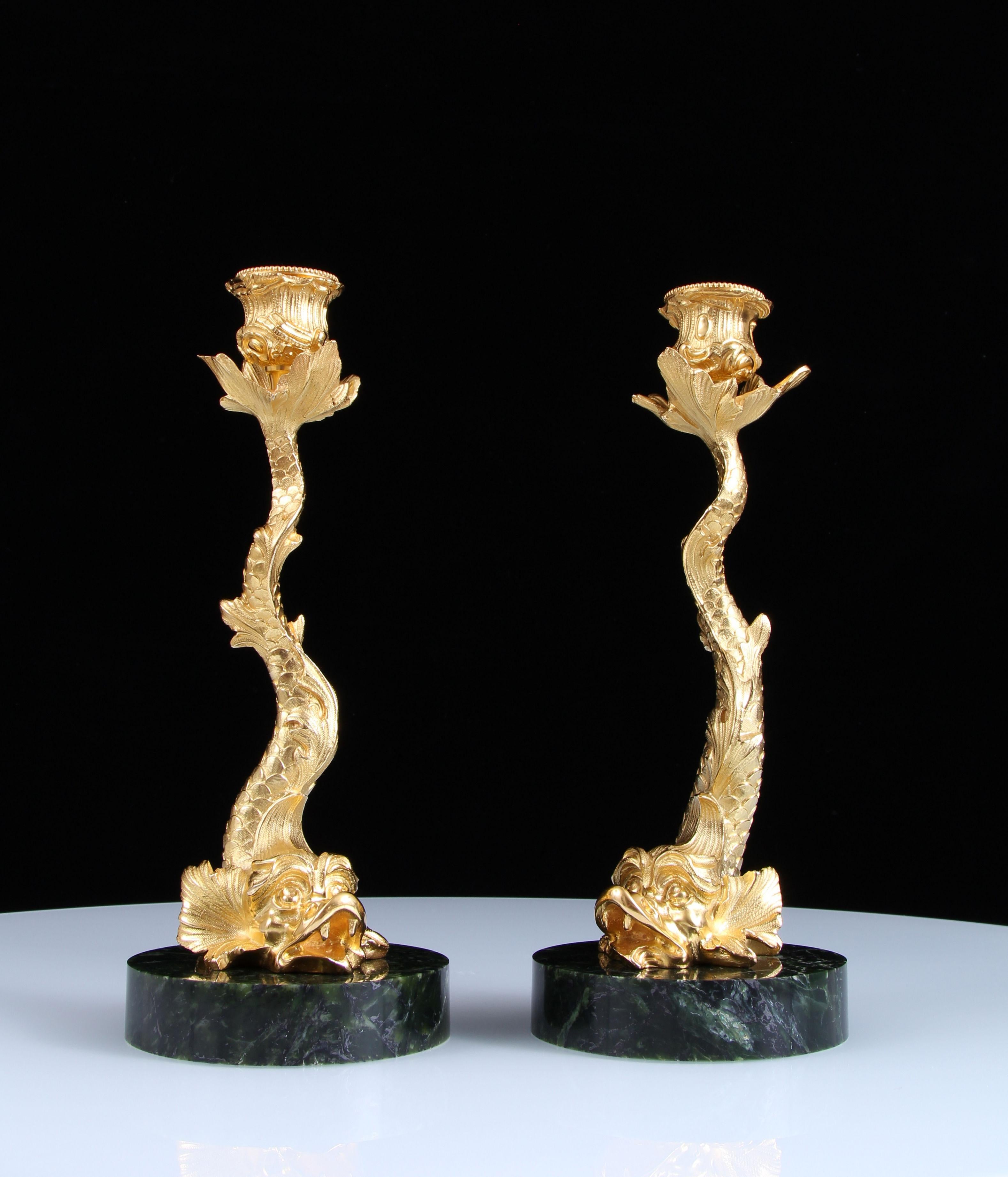 Dorato Coppia di candelabri a forma di delfino in bronzo dorato del XVIII secolo su giada di nefrite in vendita
