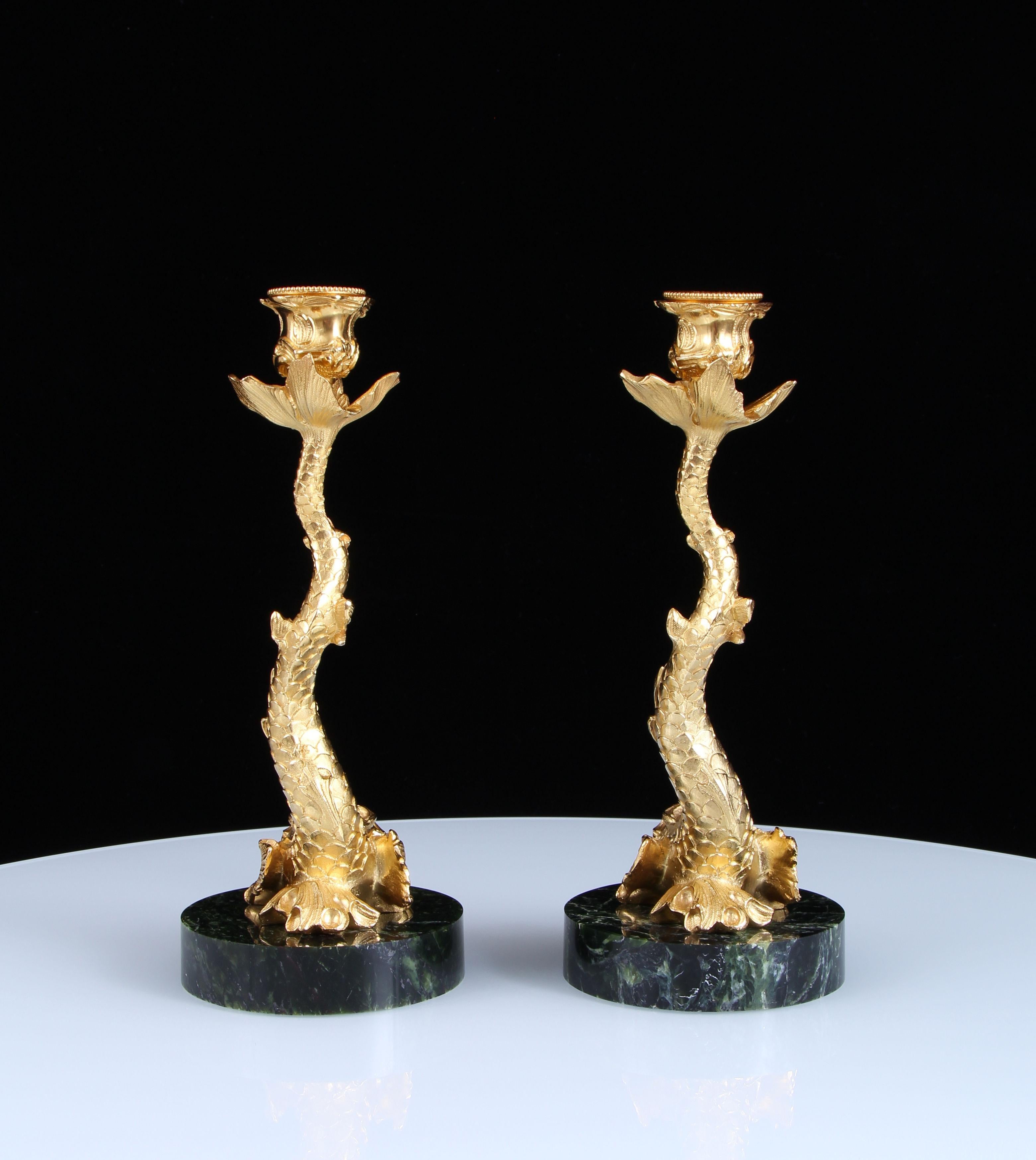 Coppia di candelabri a forma di delfino in bronzo dorato del XVIII secolo su giada di nefrite In condizioni buone in vendita a London, by appointment only