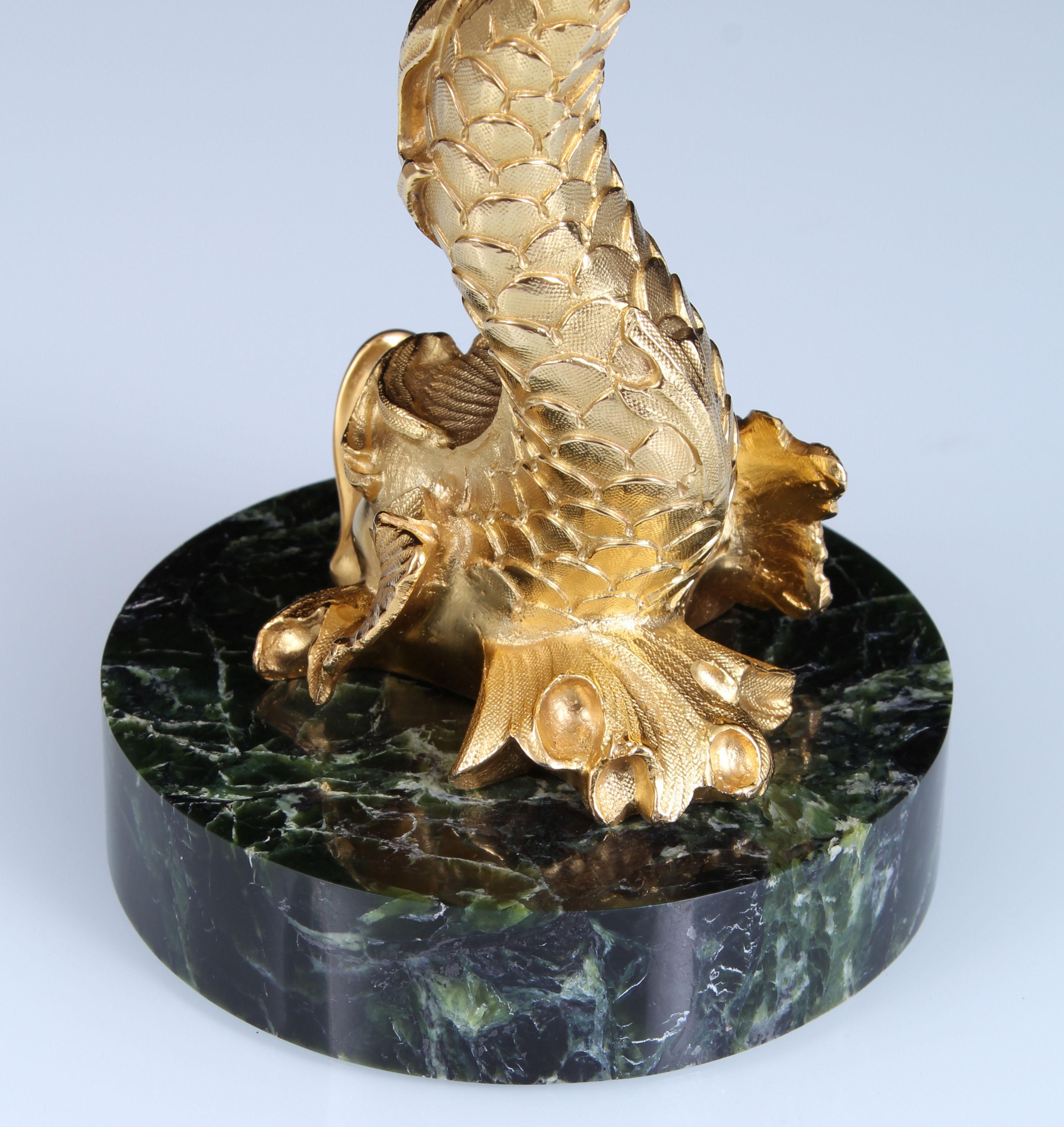 Fino al XVIII secolo Coppia di candelabri a forma di delfino in bronzo dorato del XVIII secolo su giada di nefrite in vendita