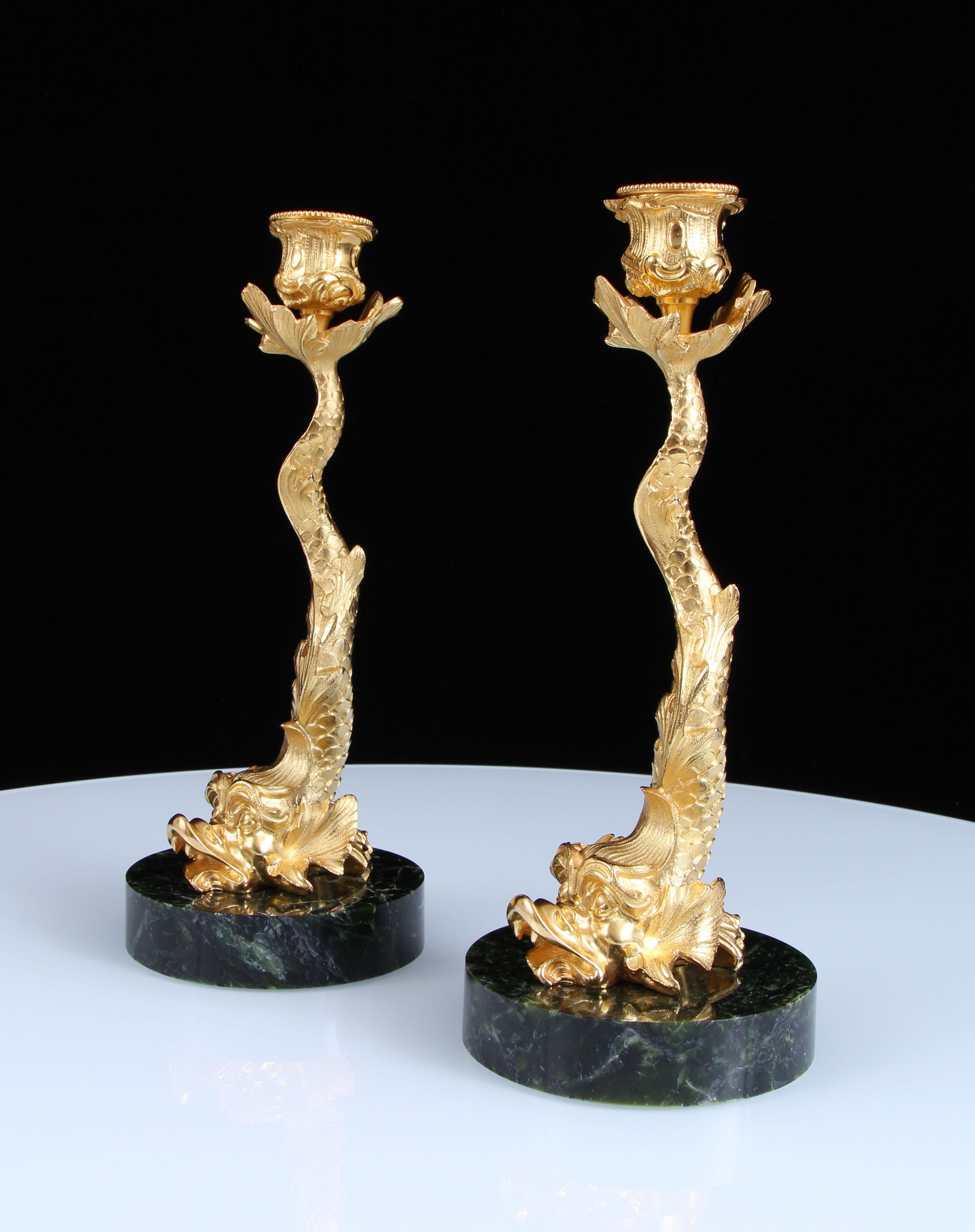 Bronzo Coppia di candelabri a forma di delfino in bronzo dorato del XVIII secolo su giada di nefrite in vendita
