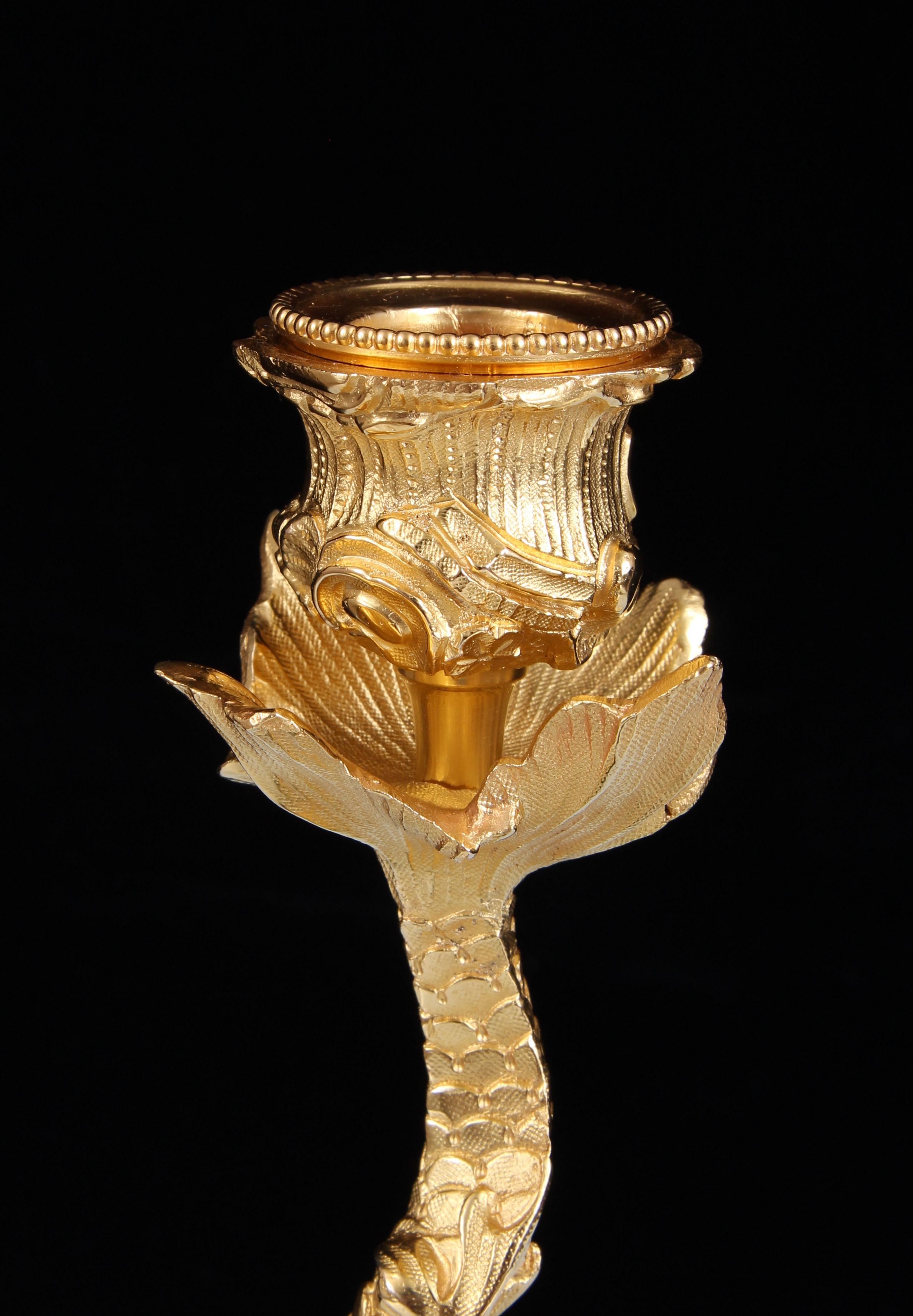 Coppia di candelabri a forma di delfino in bronzo dorato del XVIII secolo su giada di nefrite in vendita 1