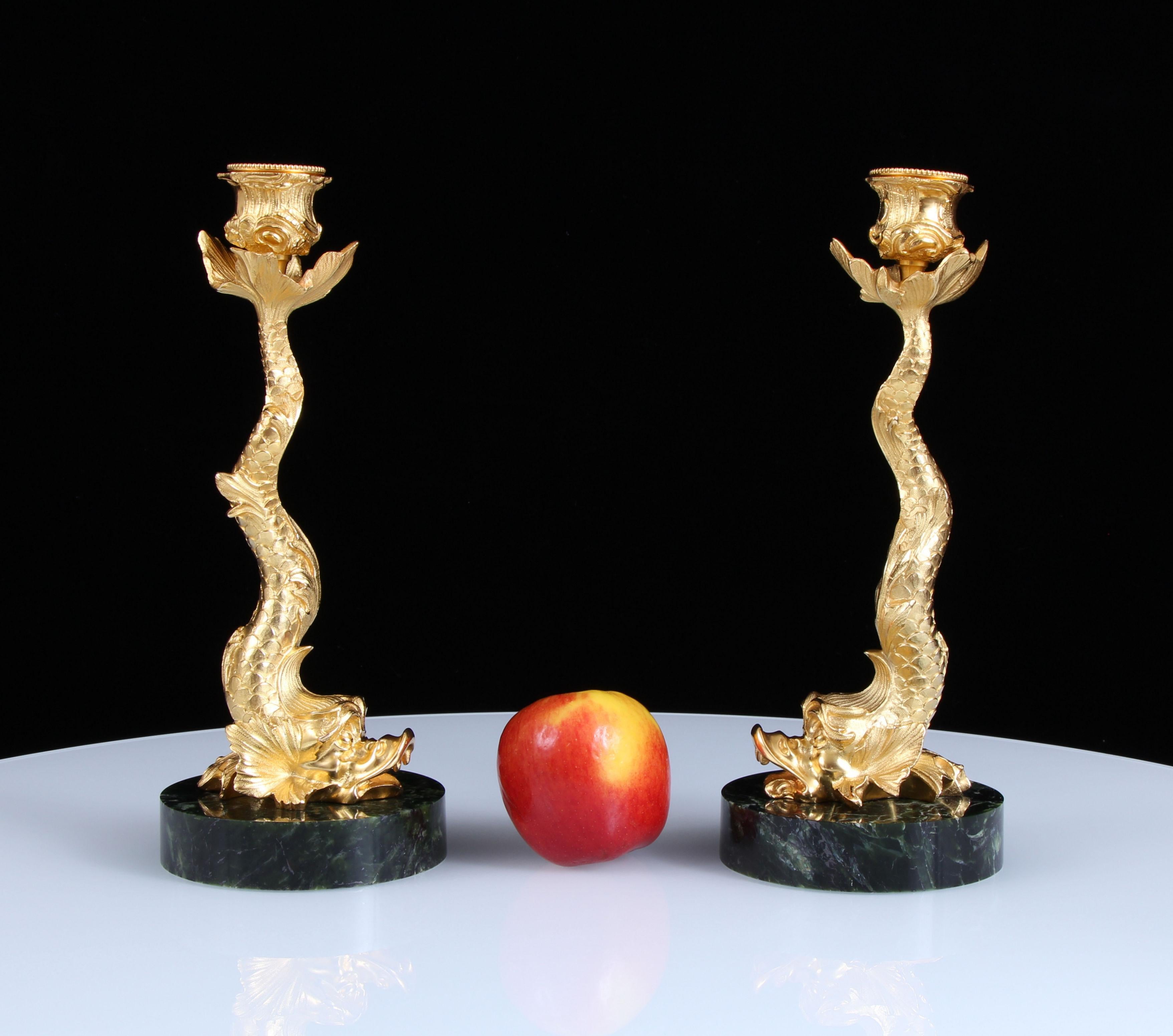 Coppia di candelabri a forma di delfino in bronzo dorato del XVIII secolo su giada di nefrite in vendita 2
