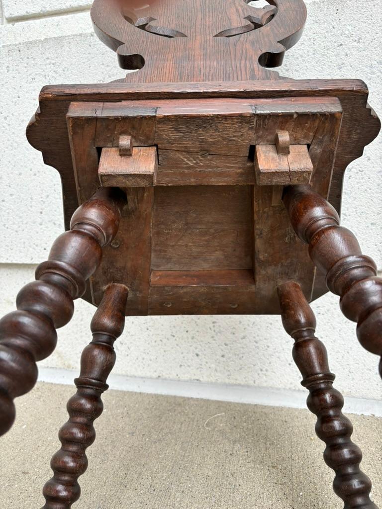 Paire de chaises d'entrée italiennes du 18ème siècle en châtaignier sculptées de crêtes de lion en vente 5