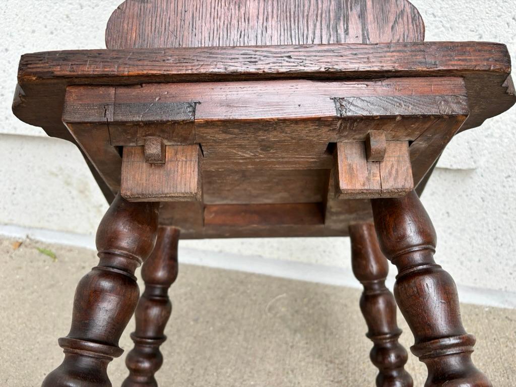Paire de chaises d'entrée italiennes du 18ème siècle en châtaignier sculptées de crêtes de lion en vente 6