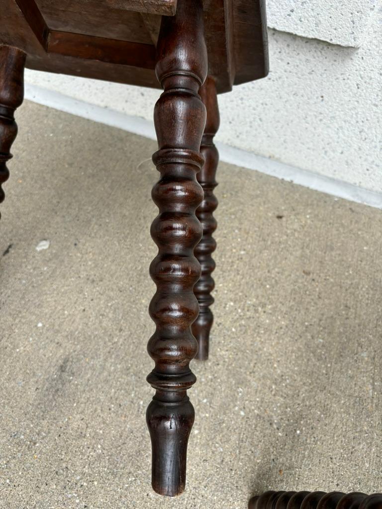 Paire de chaises d'entrée italiennes du 18ème siècle en châtaignier sculptées de crêtes de lion en vente 7