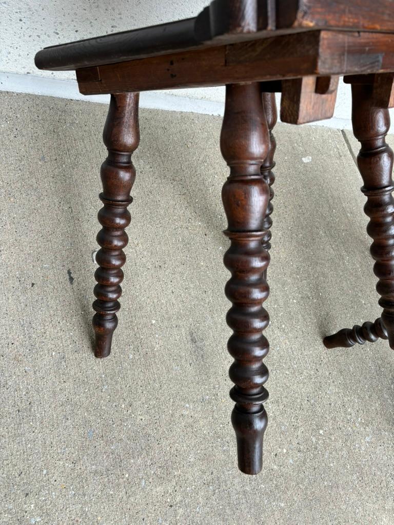 Paire de chaises d'entrée italiennes du 18ème siècle en châtaignier sculptées de crêtes de lion en vente 8