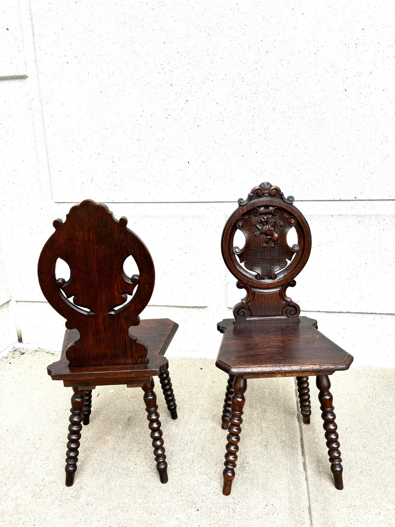 Paire de chaises d'entrée italiennes du 18ème siècle en châtaignier sculptées de crêtes de lion en vente 9