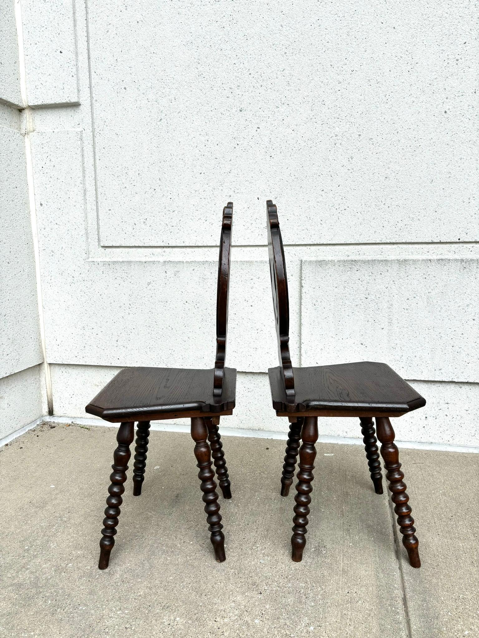 Magnifique paire de chaises d'appoint ou de salon baroques italiennes du XVIIIe siècle en châtaignier, avec des dossiers circulaires ajourés soutenant un bouclier avec des lions magnifiquement sculptés au centre. En provenance du nord de l'Italie,