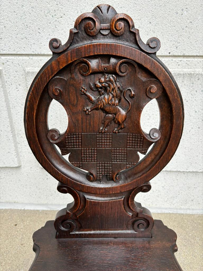 Pair 18th Century Italian Chestnut Hall Chairs Carved With Lion Crests  In Good Condition For Sale In Stamford, CT