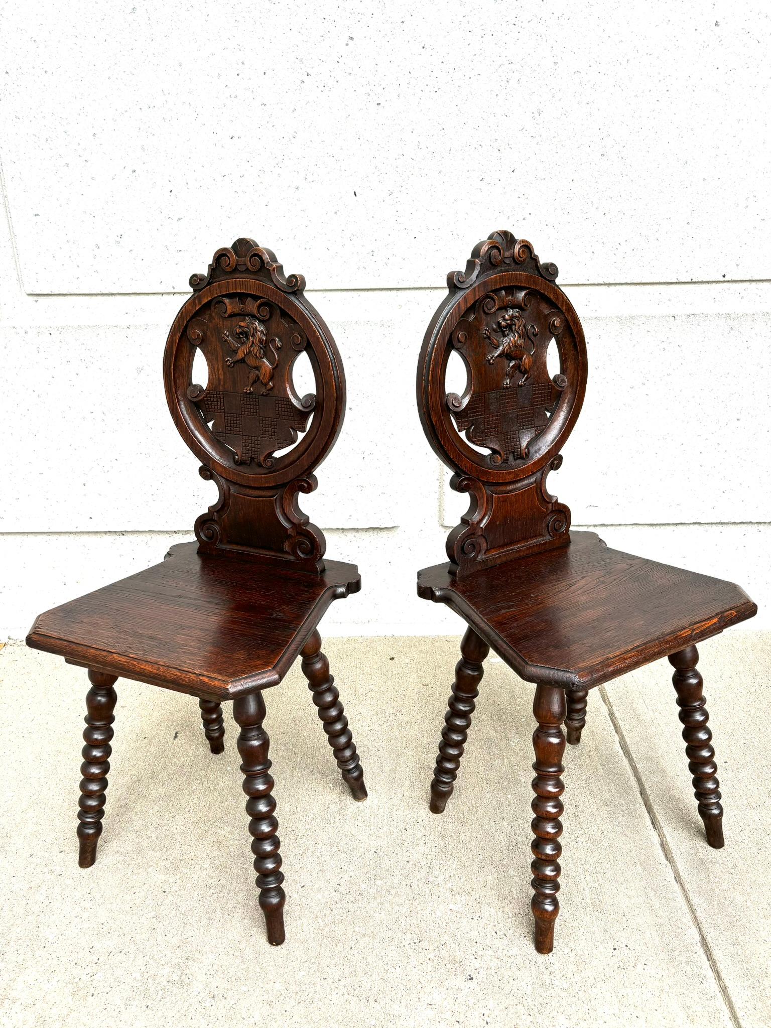 Châtaignier Paire de chaises d'entrée italiennes du 18ème siècle en châtaignier sculptées de crêtes de lion en vente