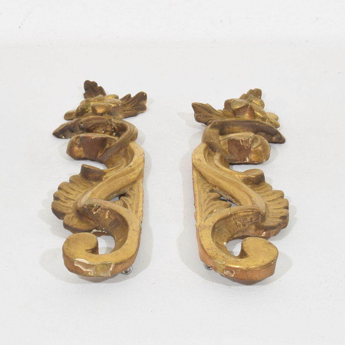 Pair 18th Century Italian Hand Carved Giltwood Baroque Curl Ornaments For Sale 11