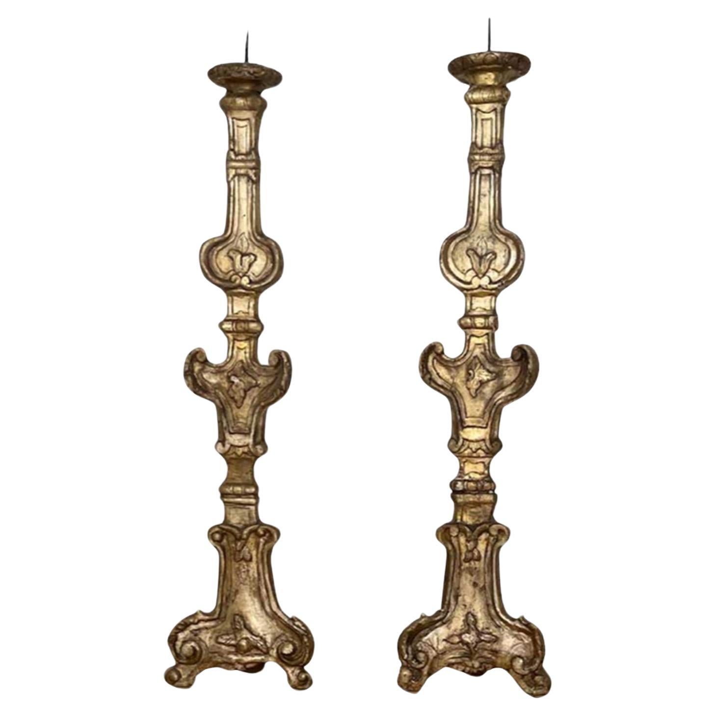 Paire de grands chandeliers dorés italiens du 18e siècle