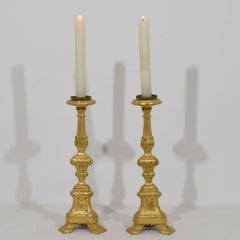 Pareja de candelabros neoclásicos italianos de madera dorada del siglo XVIII, circa 1780-1800
