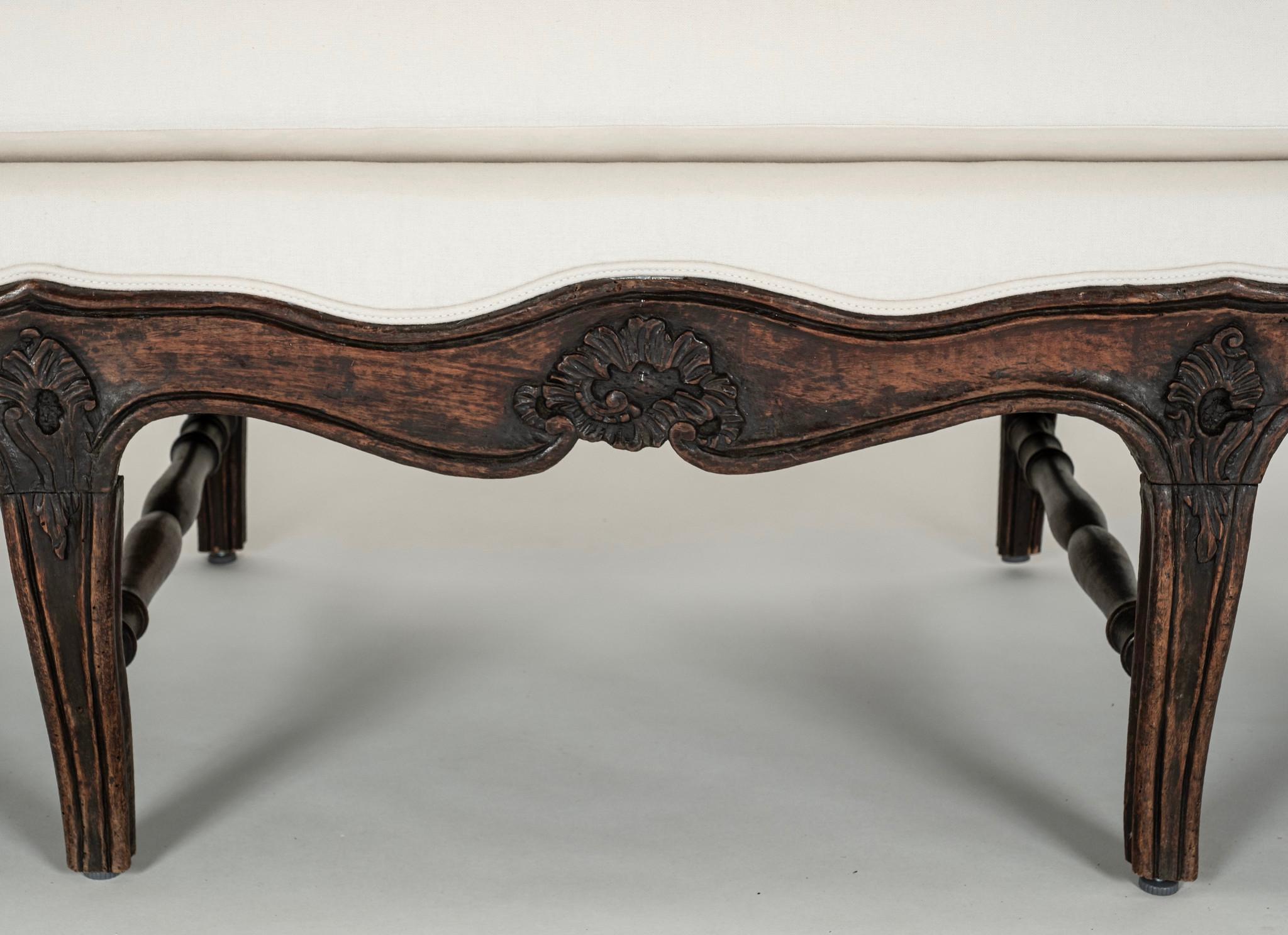 Paar italienische Rokoko-Sofa aus dem 18. Jahrhundert (Walnuss) im Angebot