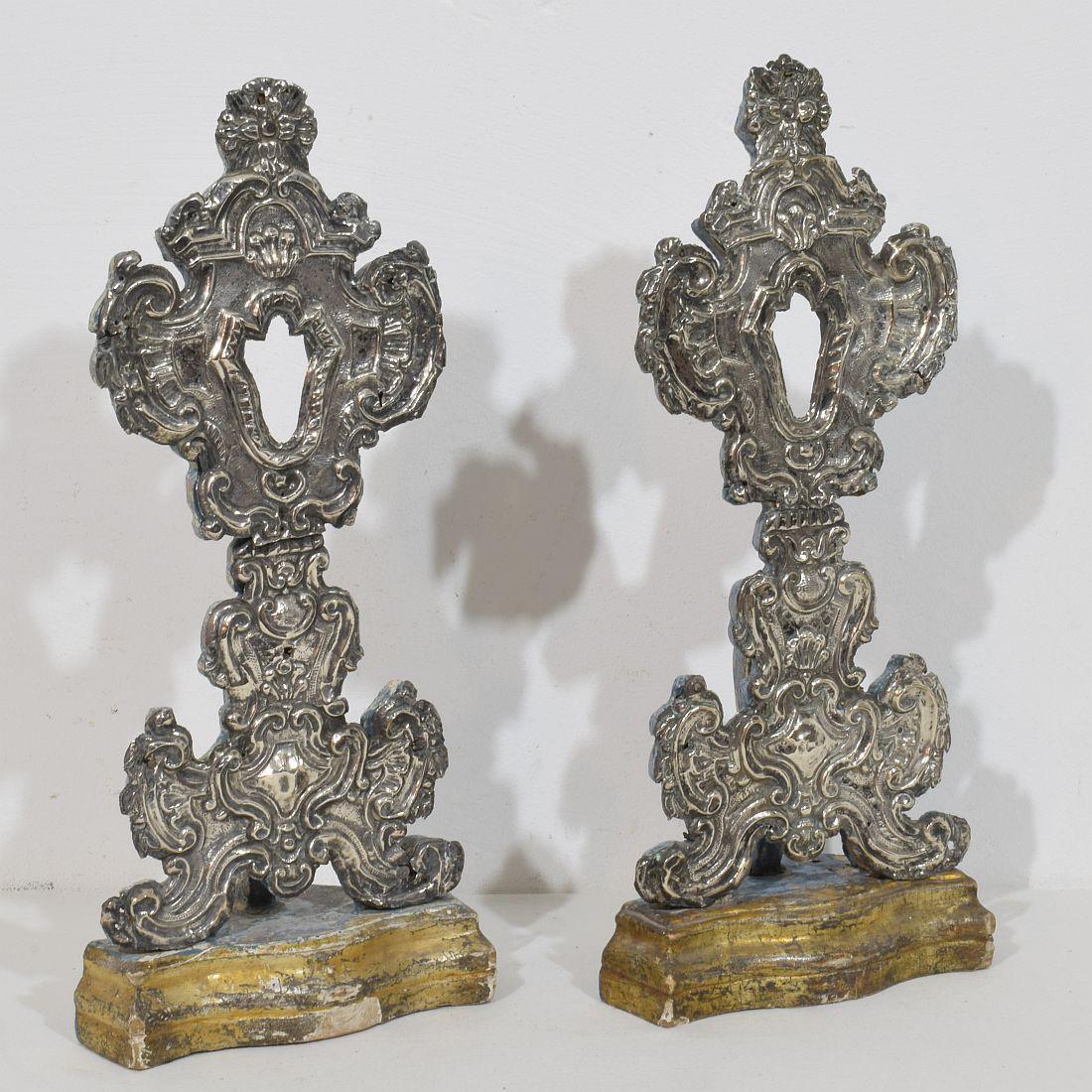Barocco Coppia di reliquiari barocchi italiani del XVIII secolo in argento su legno in vendita