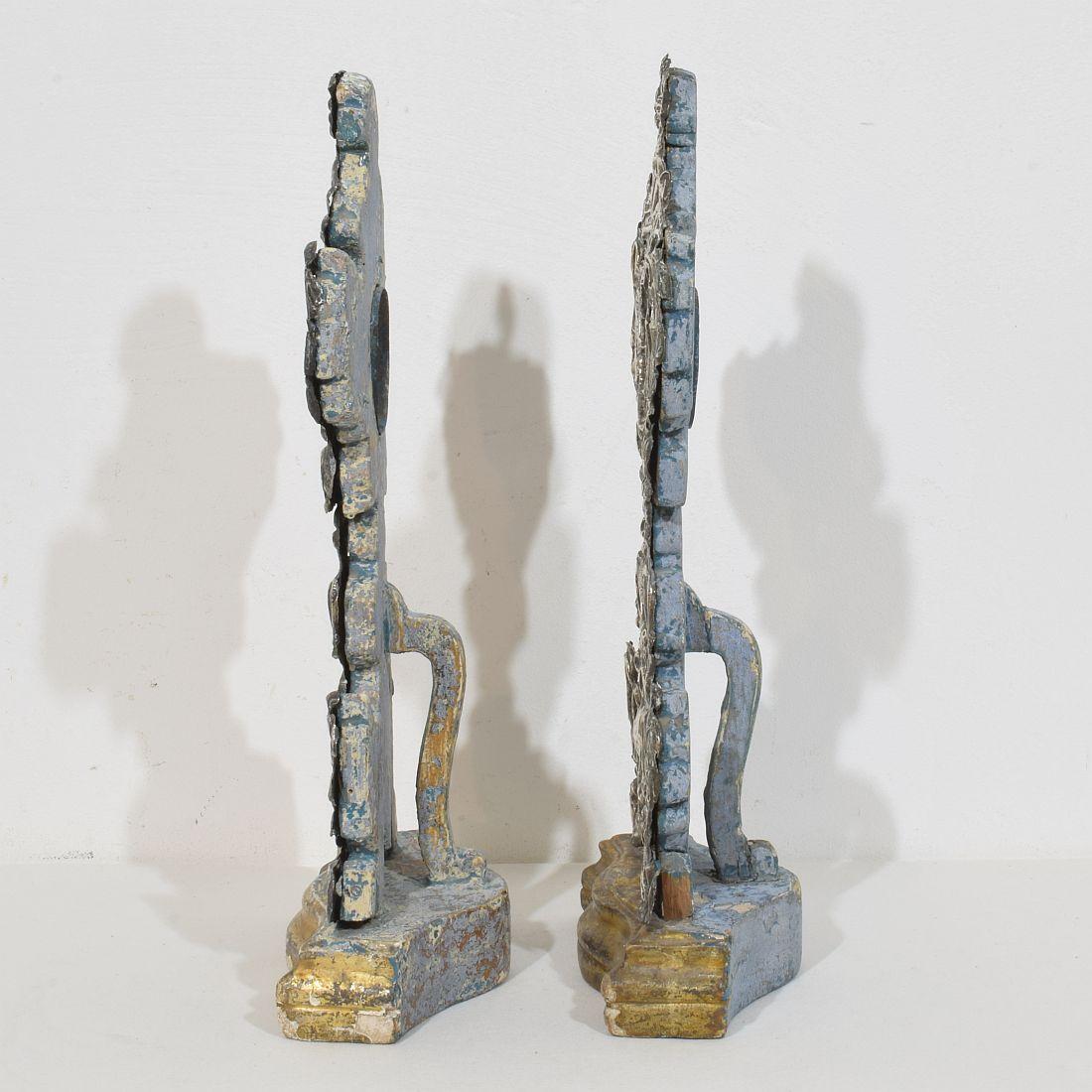 Coppia di reliquiari barocchi italiani del XVIII secolo in argento su legno In condizioni discrete in vendita a Buisson, FR