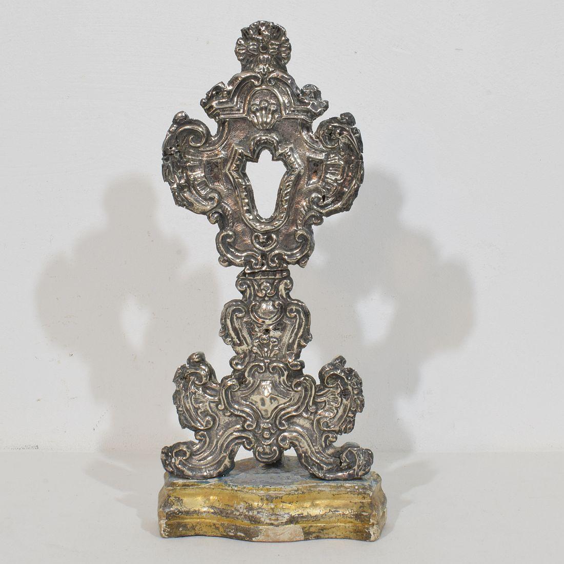 Fino al XVIII secolo Coppia di reliquiari barocchi italiani del XVIII secolo in argento su legno in vendita