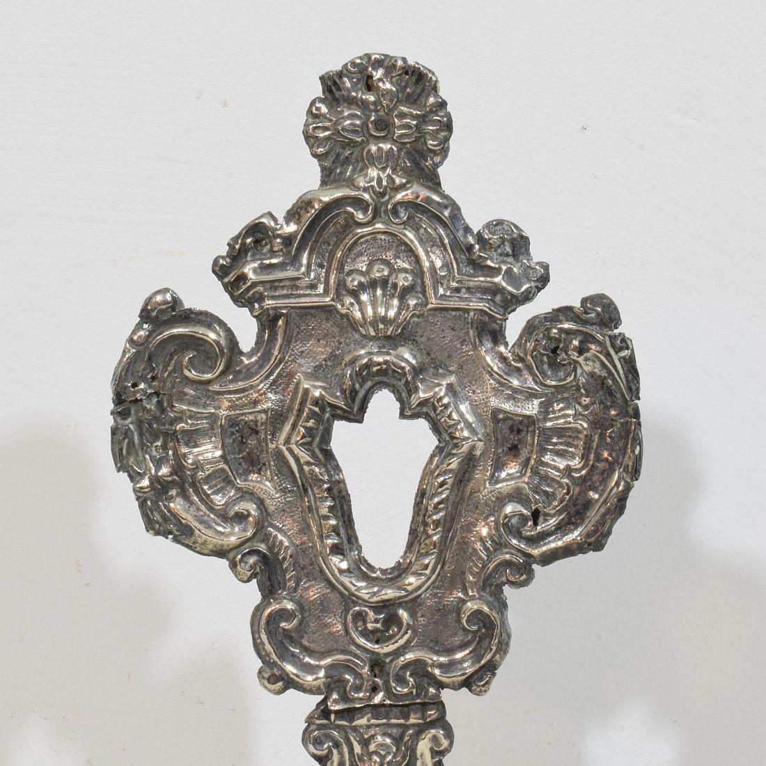 Argento Coppia di reliquiari barocchi italiani del XVIII secolo in argento su legno in vendita