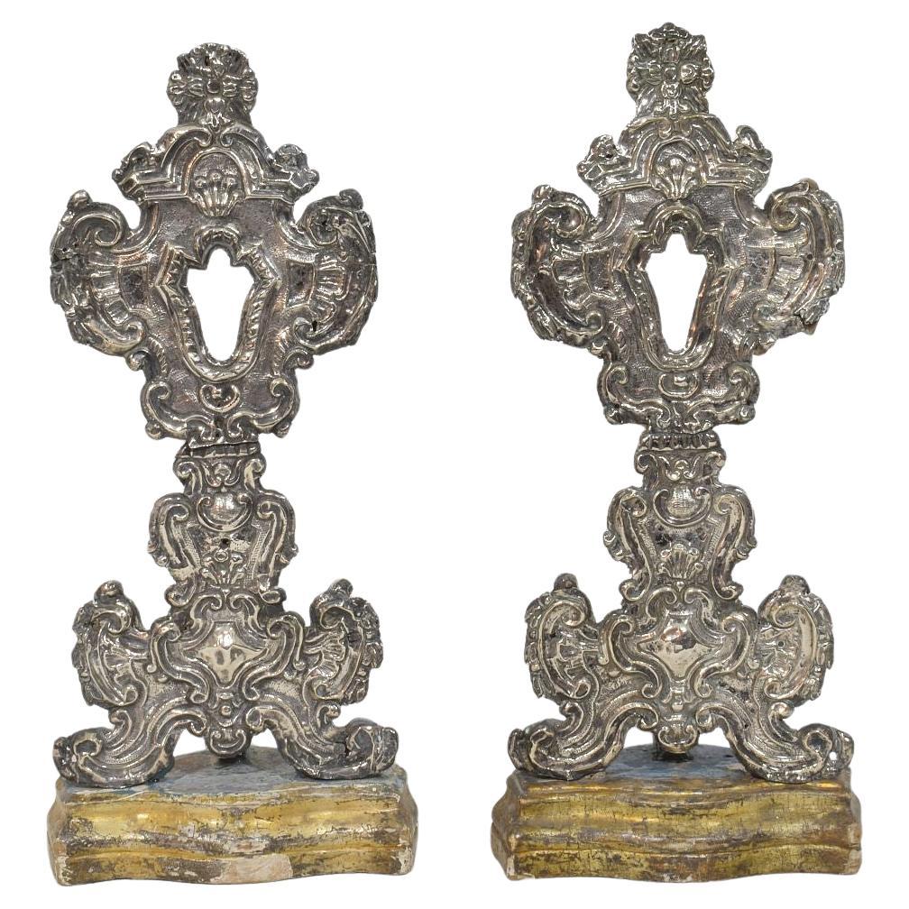 Coppia di reliquiari barocchi italiani del XVIII secolo in argento su legno