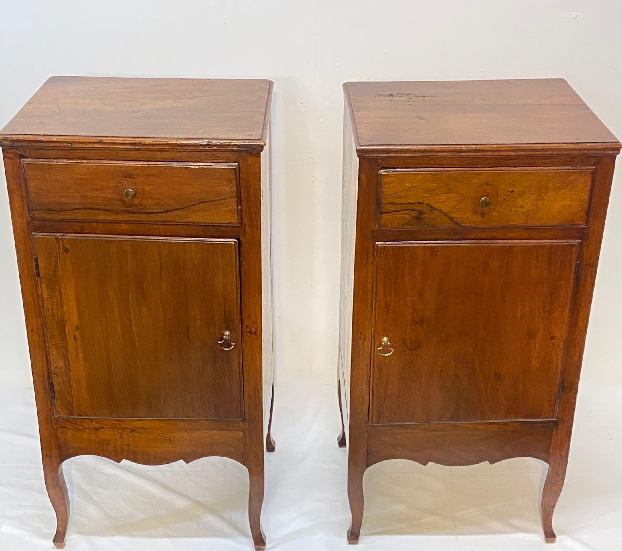 Pair 18th Century Italian Walnut Bedside Cabinets Tables In Good Condition For Sale In San Francisco, CA