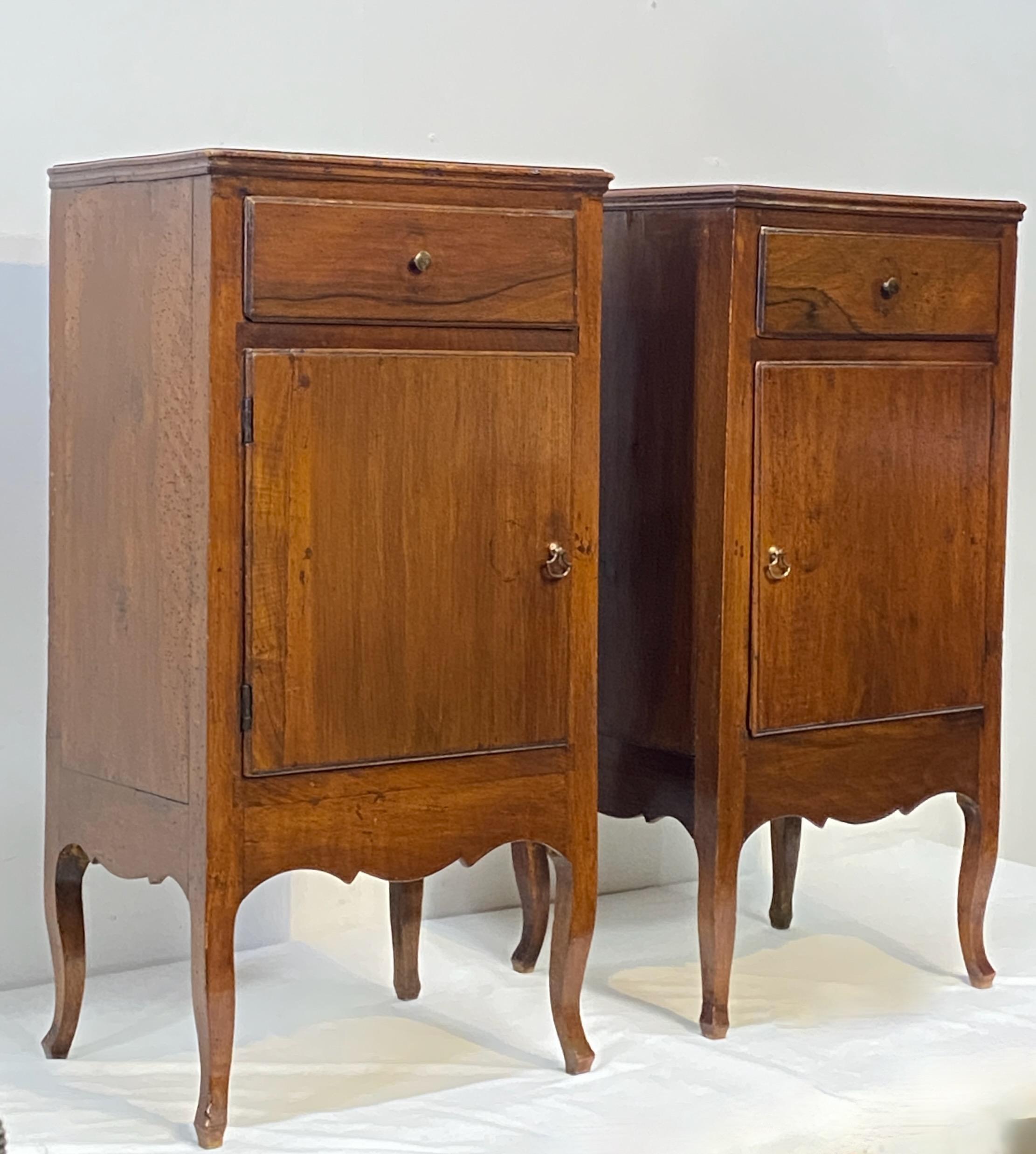 18th Century and Earlier Pair 18th Century Italian Walnut Bedside Cabinets Tables For Sale