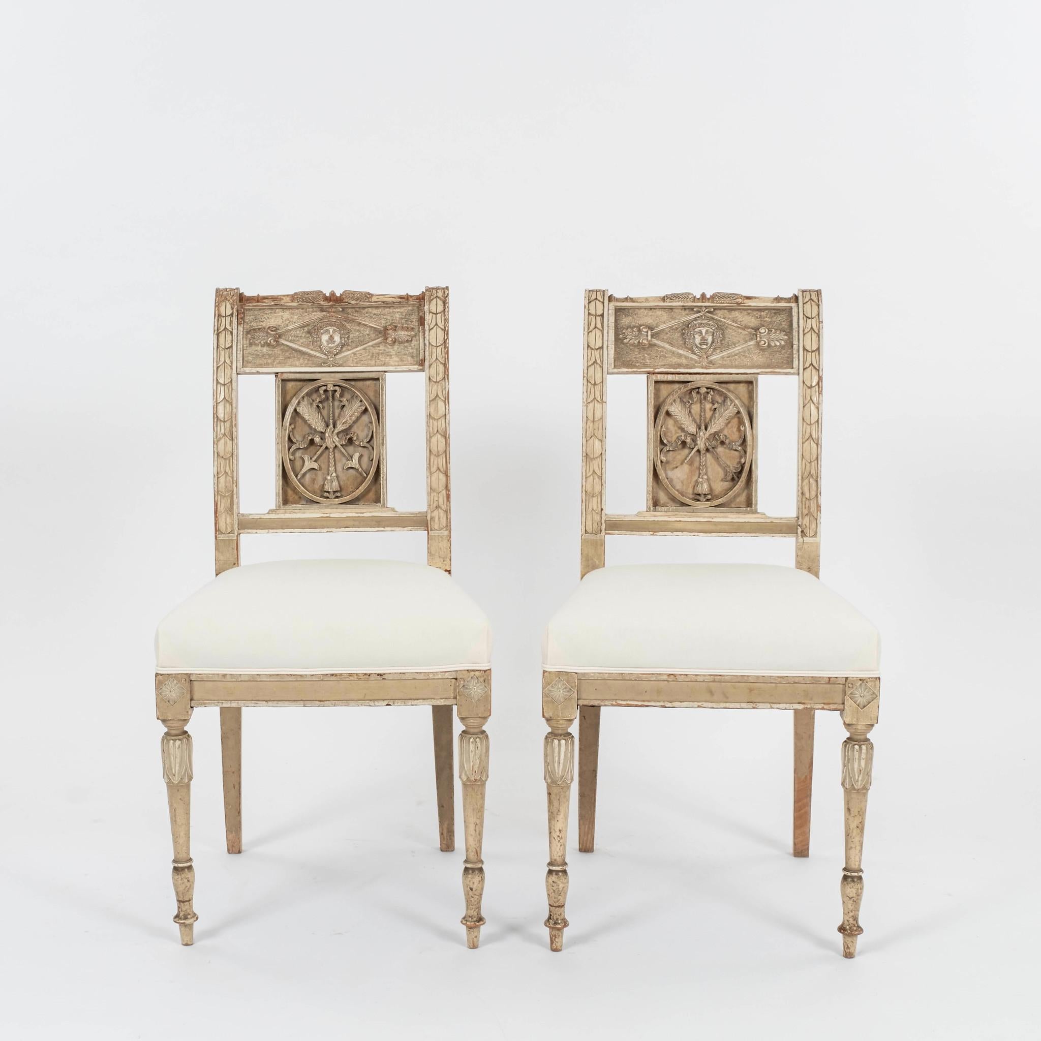 Paar neoklassizistische gustavianische Stühle aus dem 18. Jahrhundert (Handgeschnitzt) im Angebot