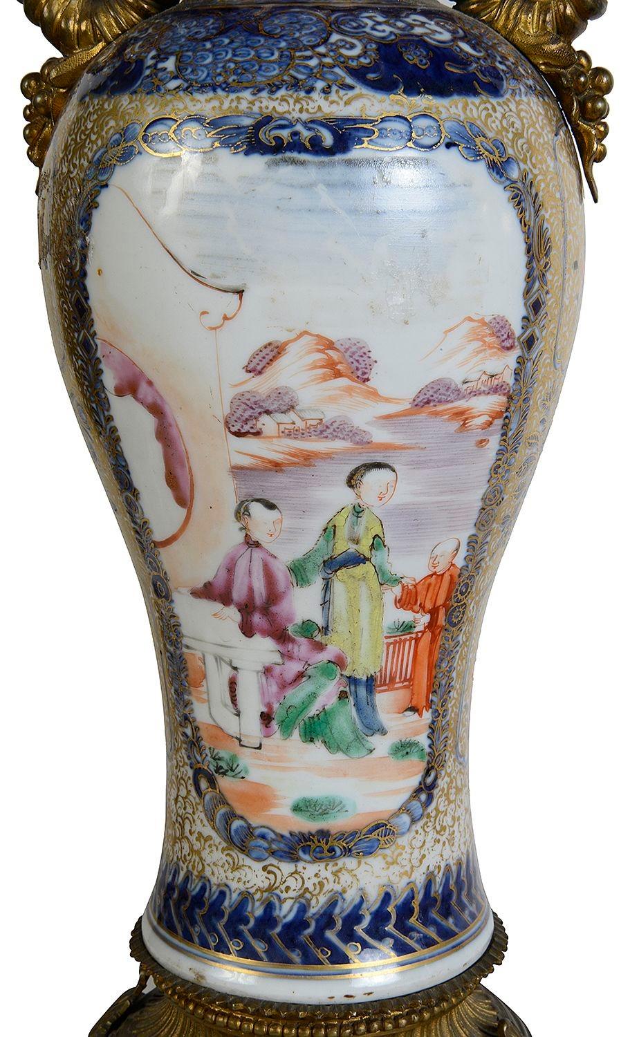Pareja de jarrones/lámparas mandarines del siglo XVIII montados en ormolu Porcelana en venta