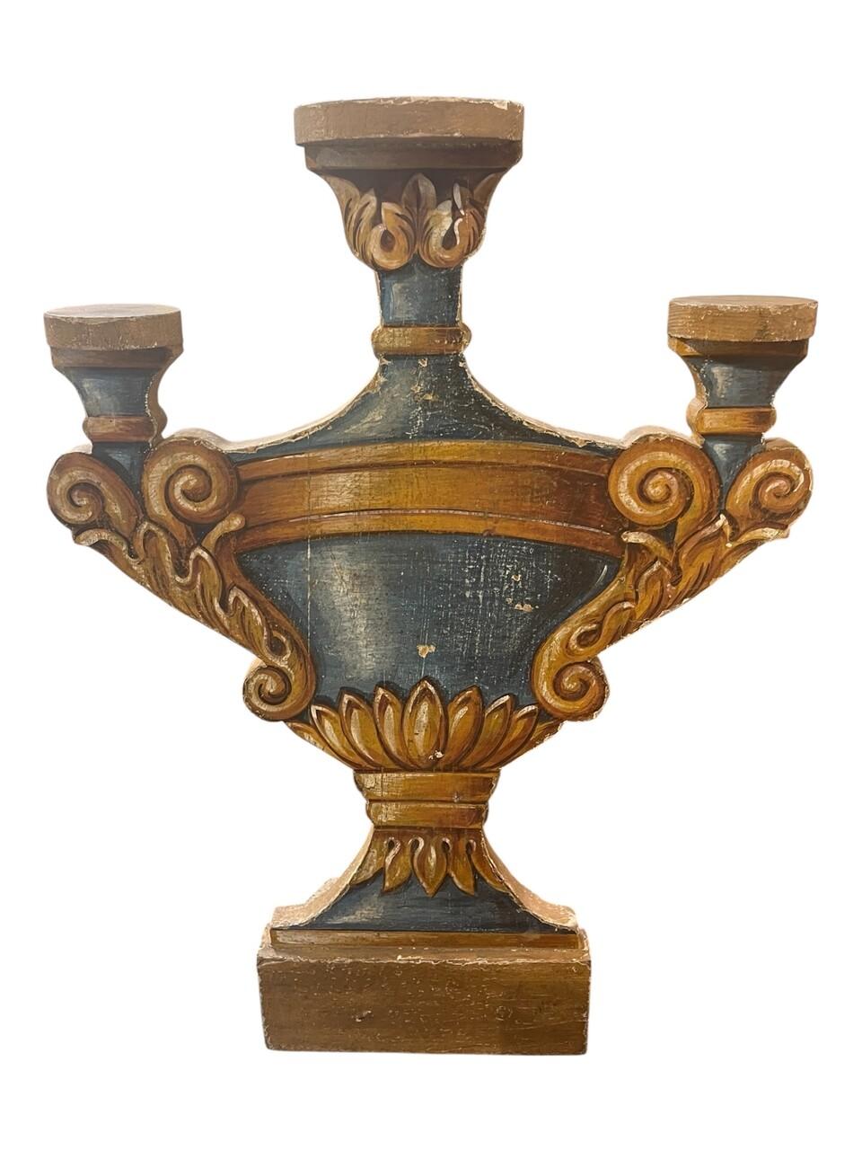 Pareja de fragmentos de candelabros de urna pintados del siglo XVIII. Urnas de estilo friki con detalles de hojas de acanto y un espacio para 3 velas