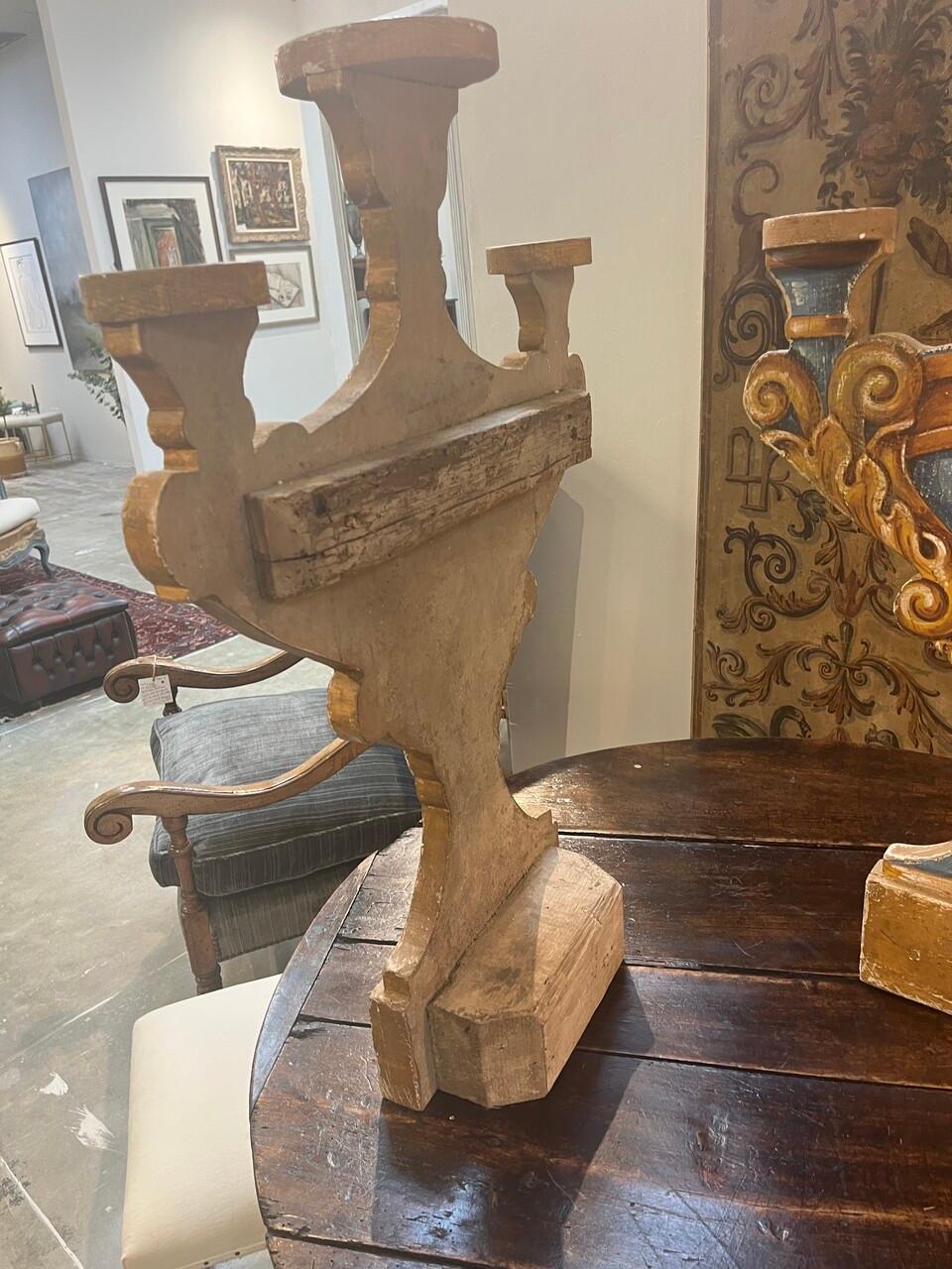 Pareja de Urnas Pintadas del Siglo XVIII Fragmentos de Candelabros Italiano en venta