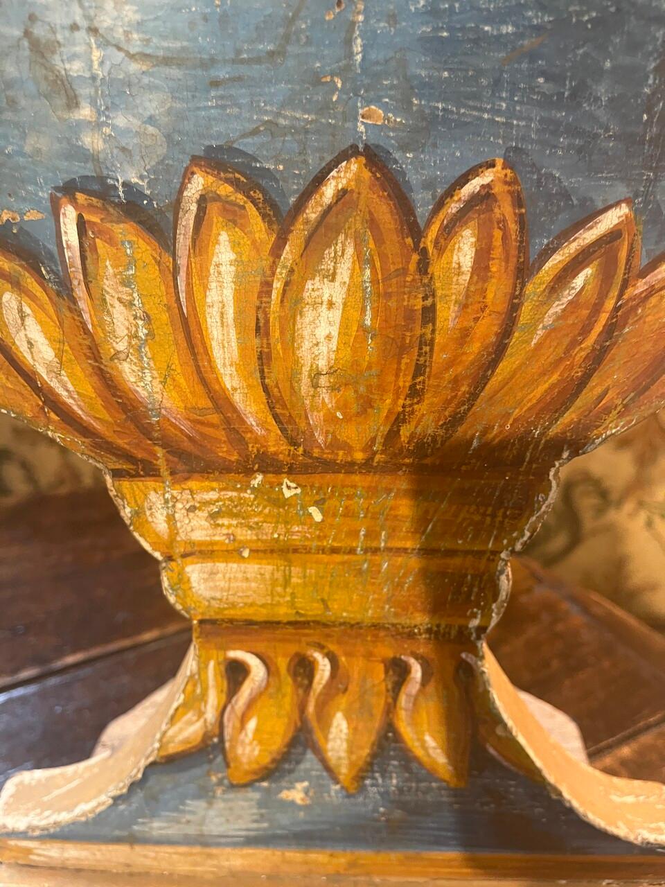 Pareja de Urnas Pintadas del Siglo XVIII Fragmentos de Candelabros Hecho a mano en venta