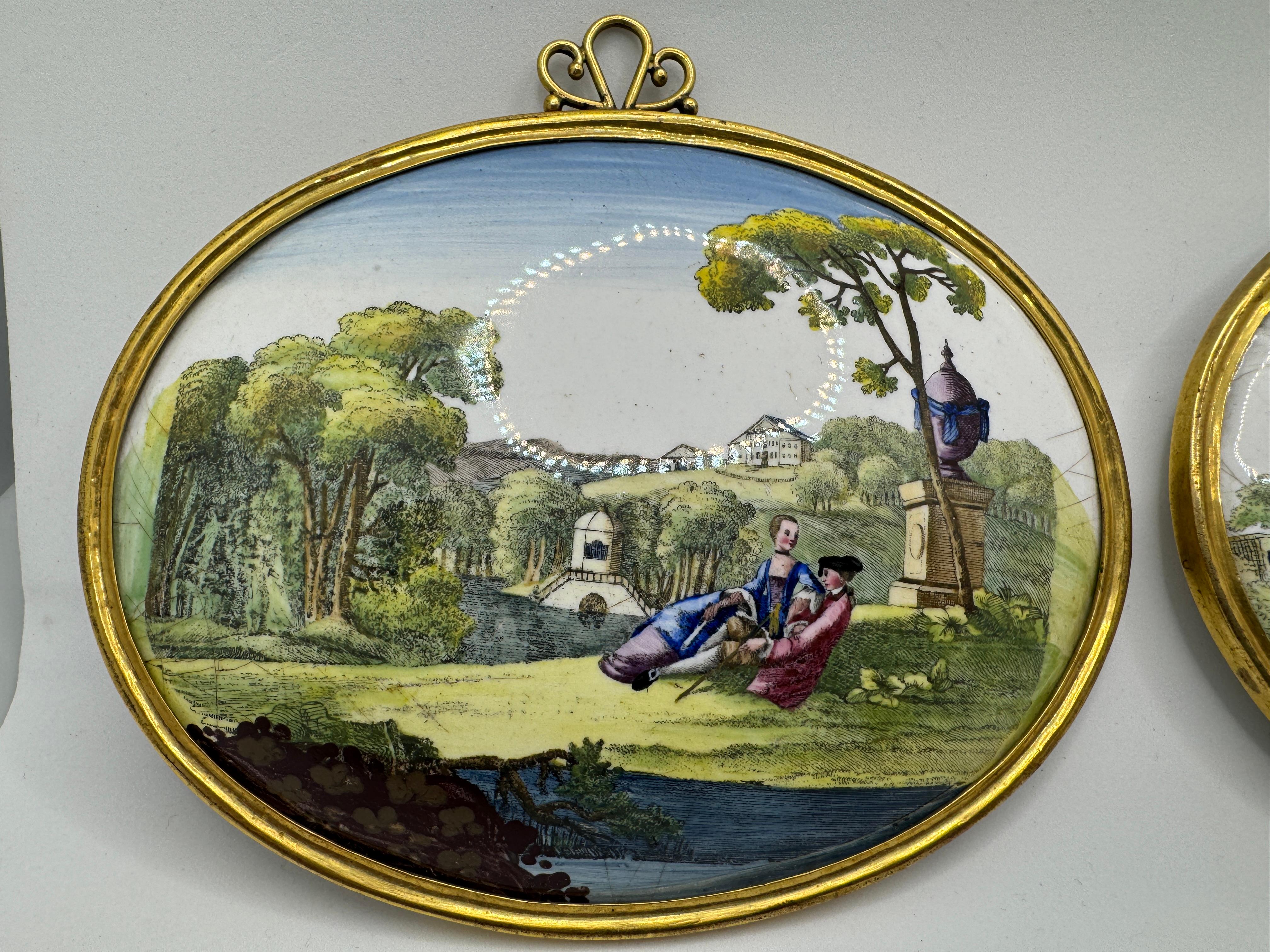 Pareja de placas esmaltadas de South Staffordshire del siglo XVIII , forma oval, pintadas con vistas pastorales, hacia 1760

