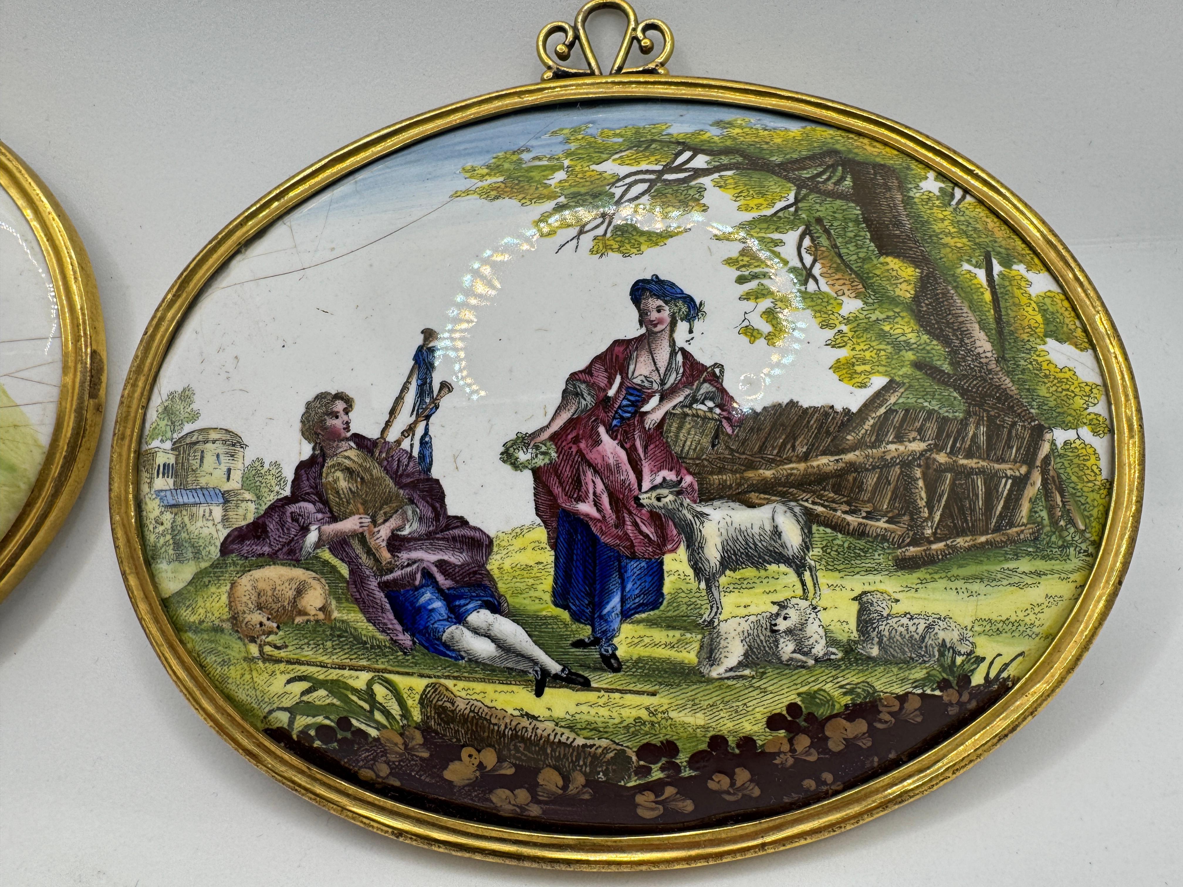 Pareja de placas esmaltadas del sur de Staffordshire del siglo XVIII , hacia 1760 Jorge III en venta