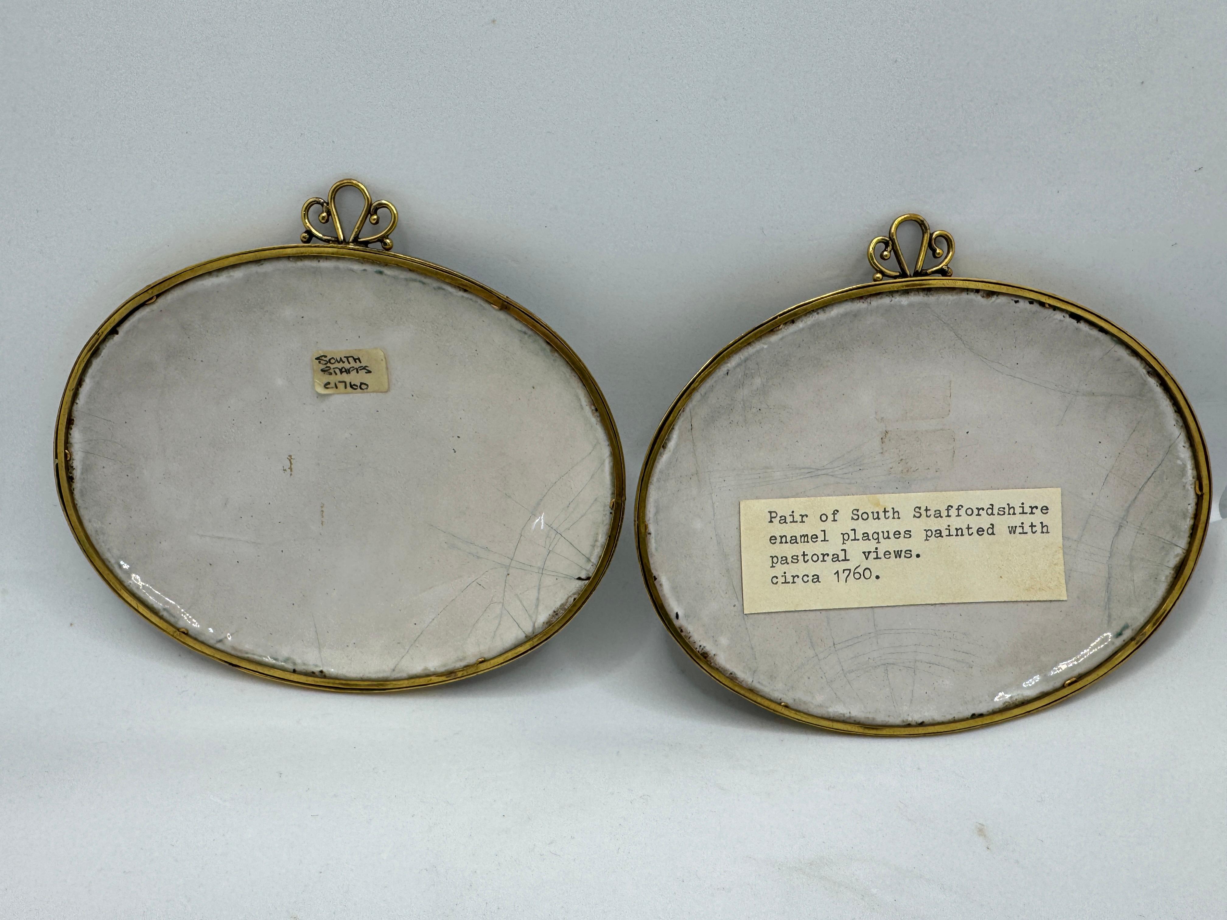 Pareja de placas esmaltadas del sur de Staffordshire del siglo XVIII , hacia 1760 en Bueno estado para la venta en Basildon, GB