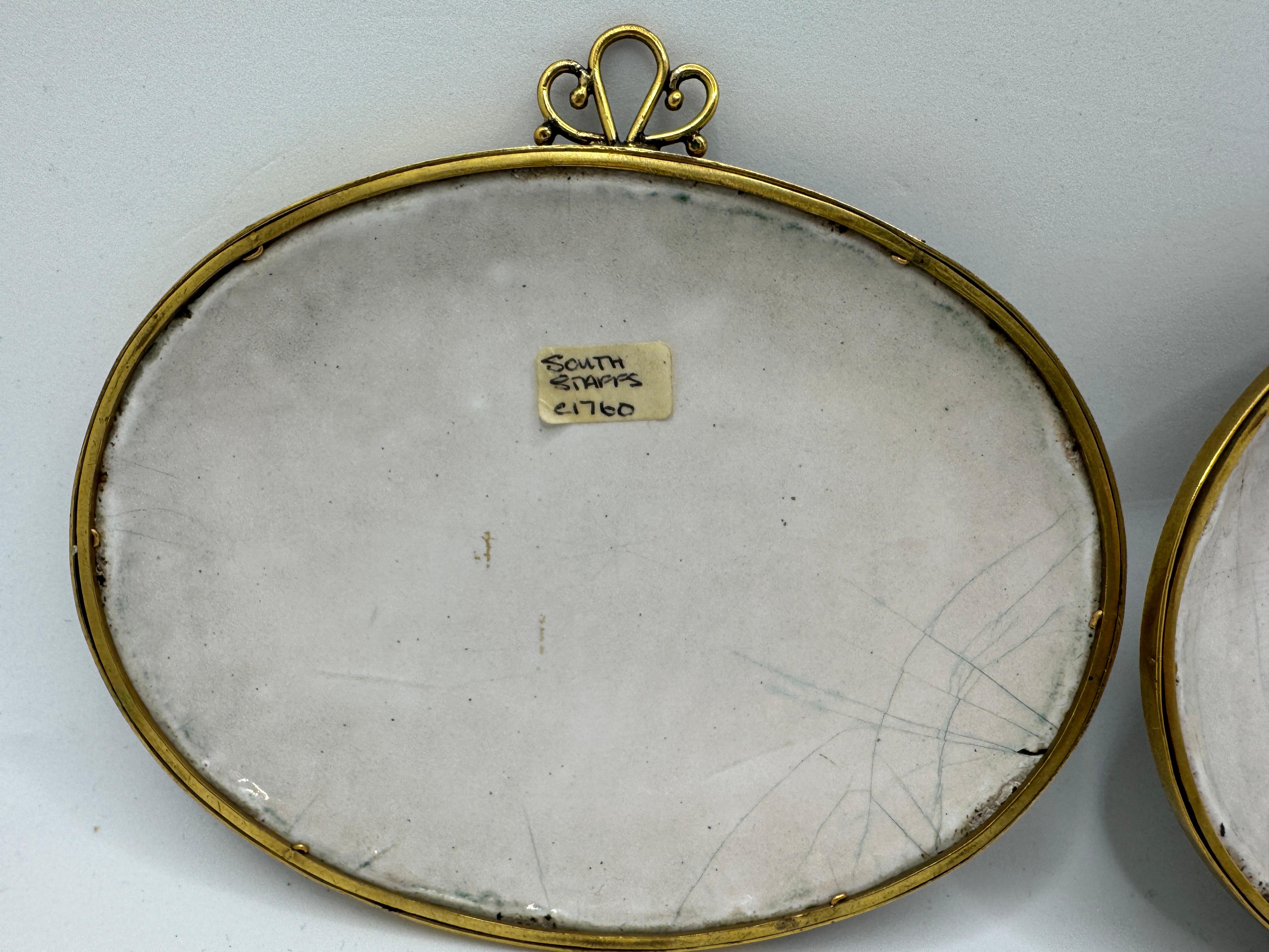 Pareja de placas esmaltadas del sur de Staffordshire del siglo XVIII , hacia 1760 Pintura en venta