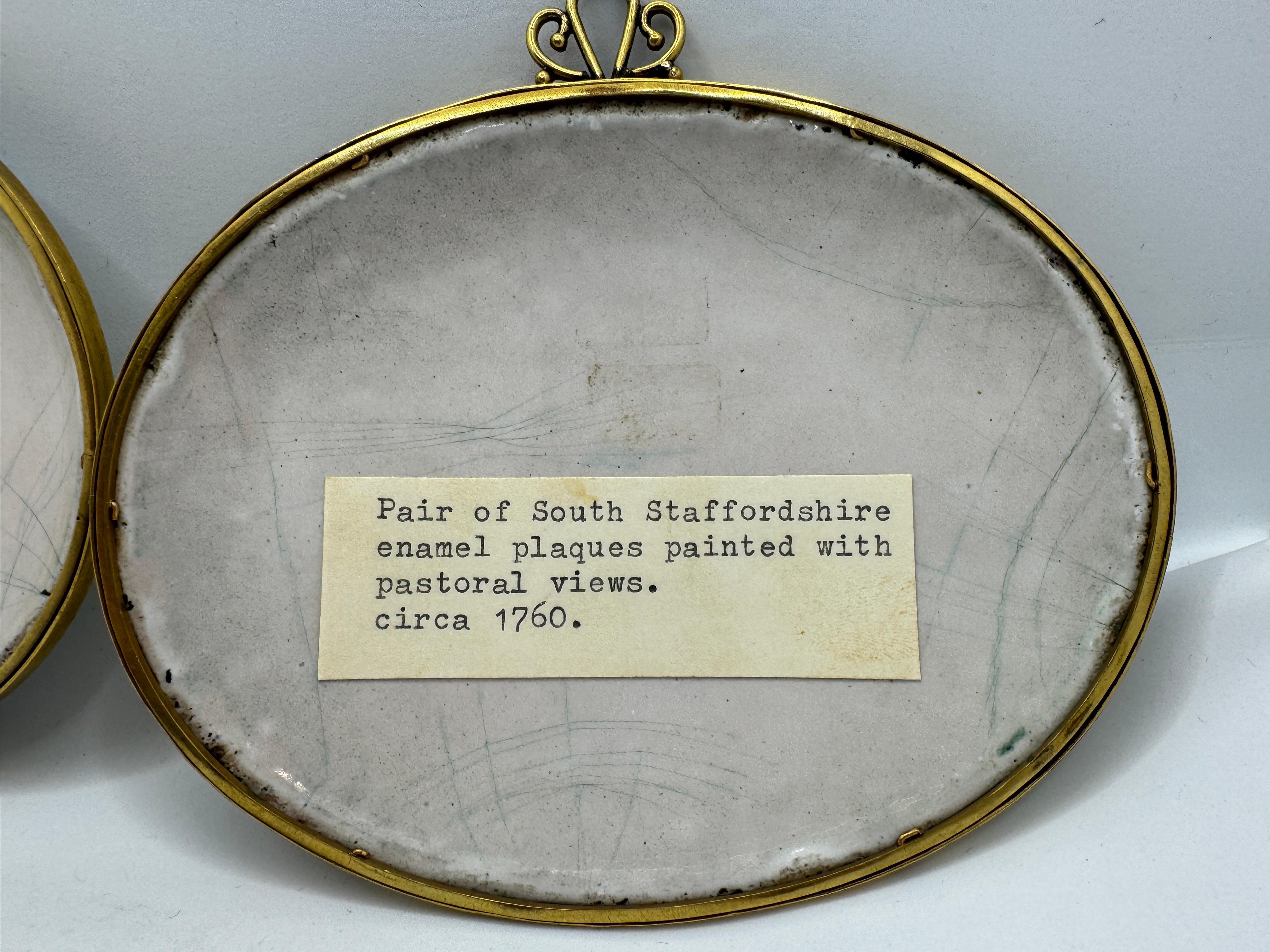Pareja de placas esmaltadas del sur de Staffordshire del siglo XVIII , hacia 1760 en venta 1