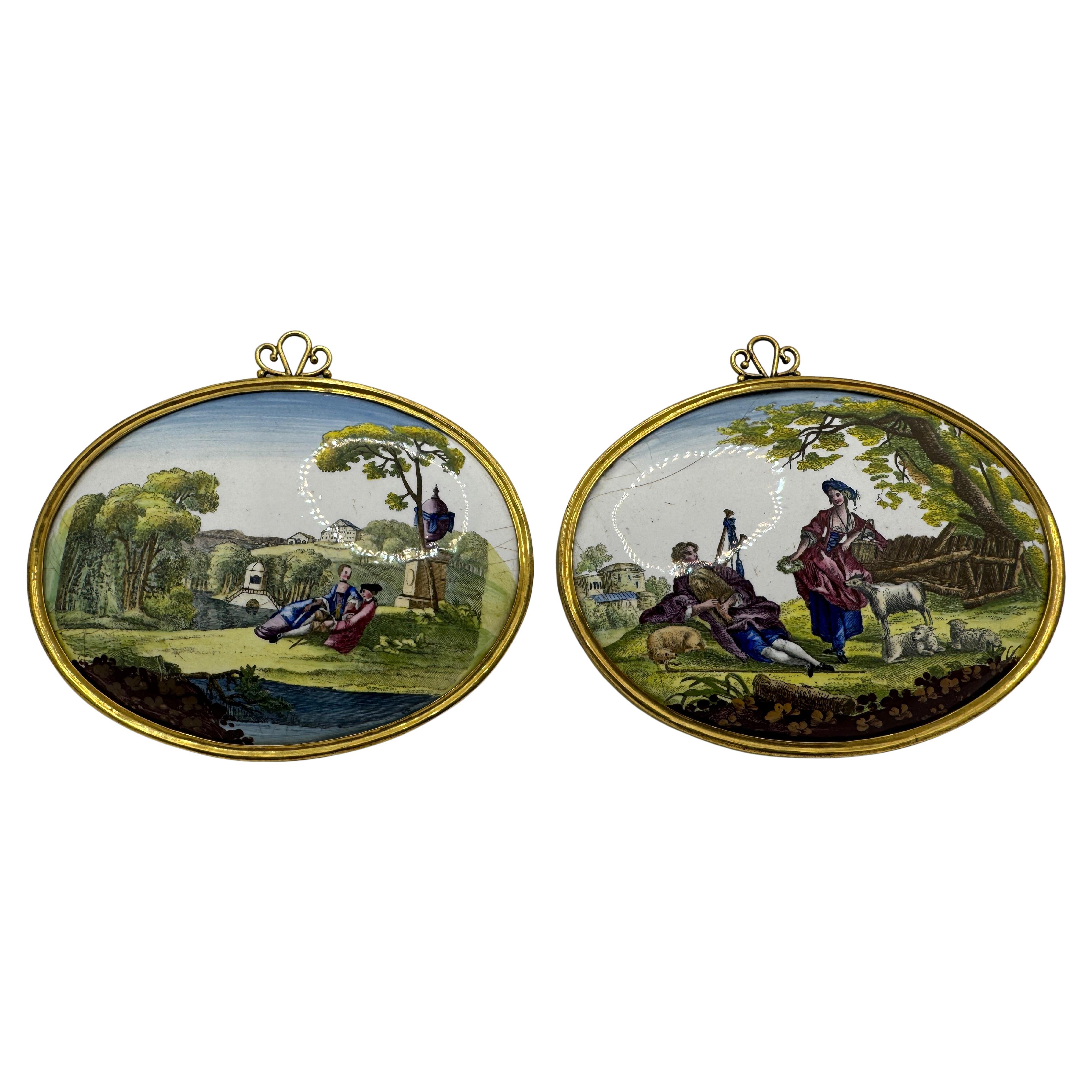 Pareja de placas esmaltadas del sur de Staffordshire del siglo XVIII , hacia 1760 en venta