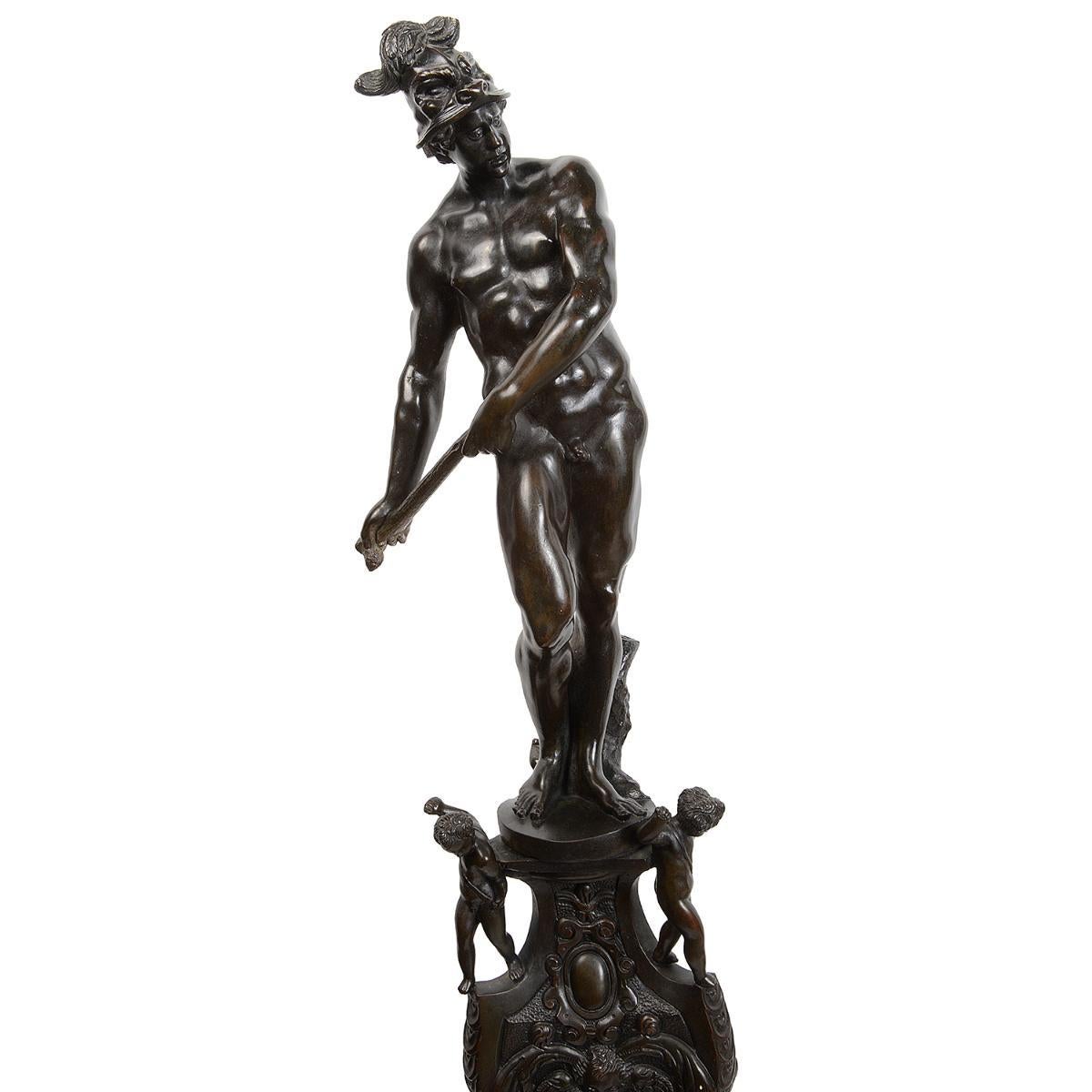 Une paire spectaculaire de chiens de feu en bronze de style italien du XVIIIe siècle, chacun représentant des figures romaines classiques, des enfants jouant en bas et surélevés sur une paire de dauphins.

Lot 81 63040. UNCKZ