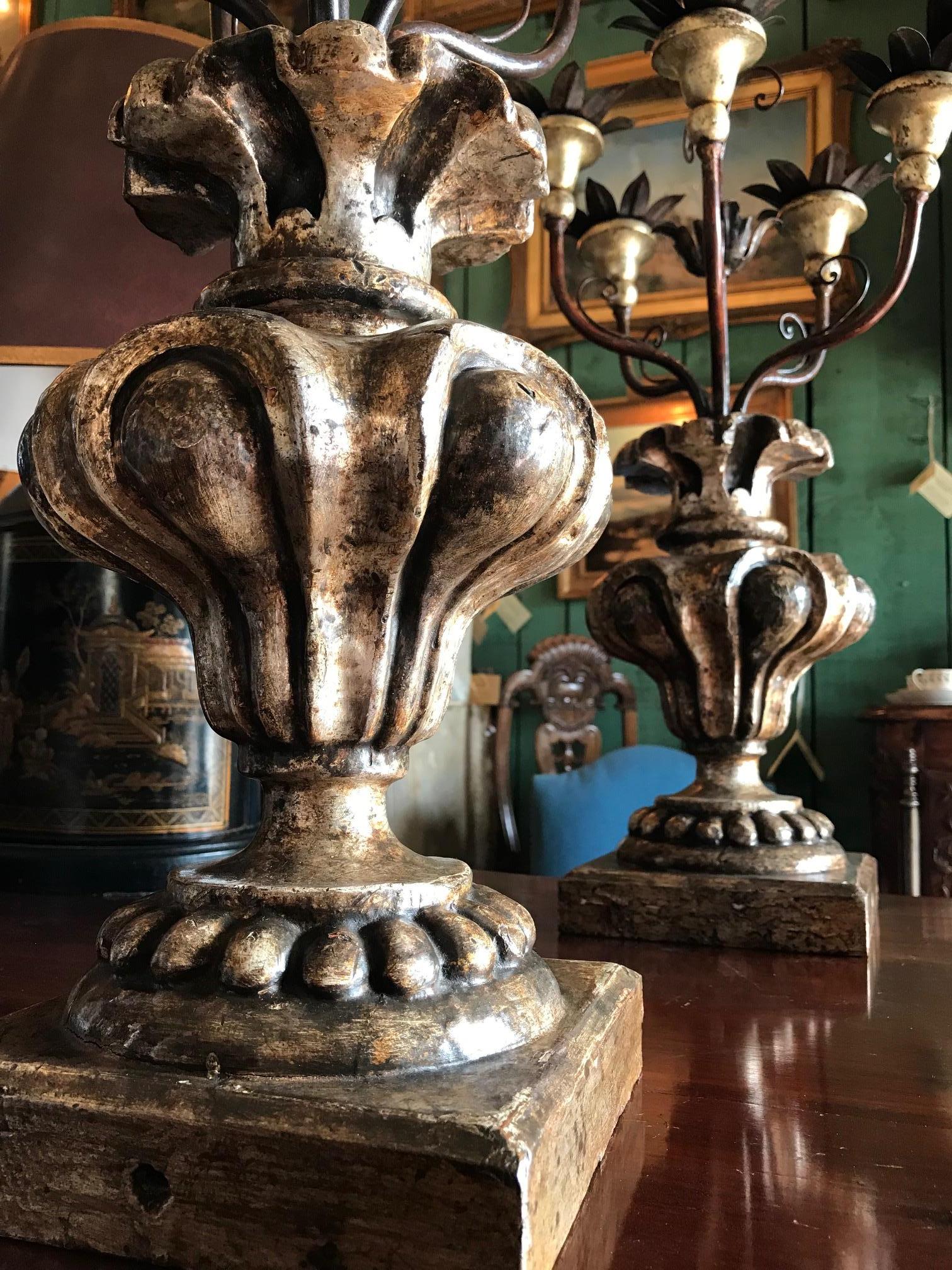 Paire de candélabres en bois et métal du 18ème siècle, objet cadeau ancien d'appoint LA en vente 4