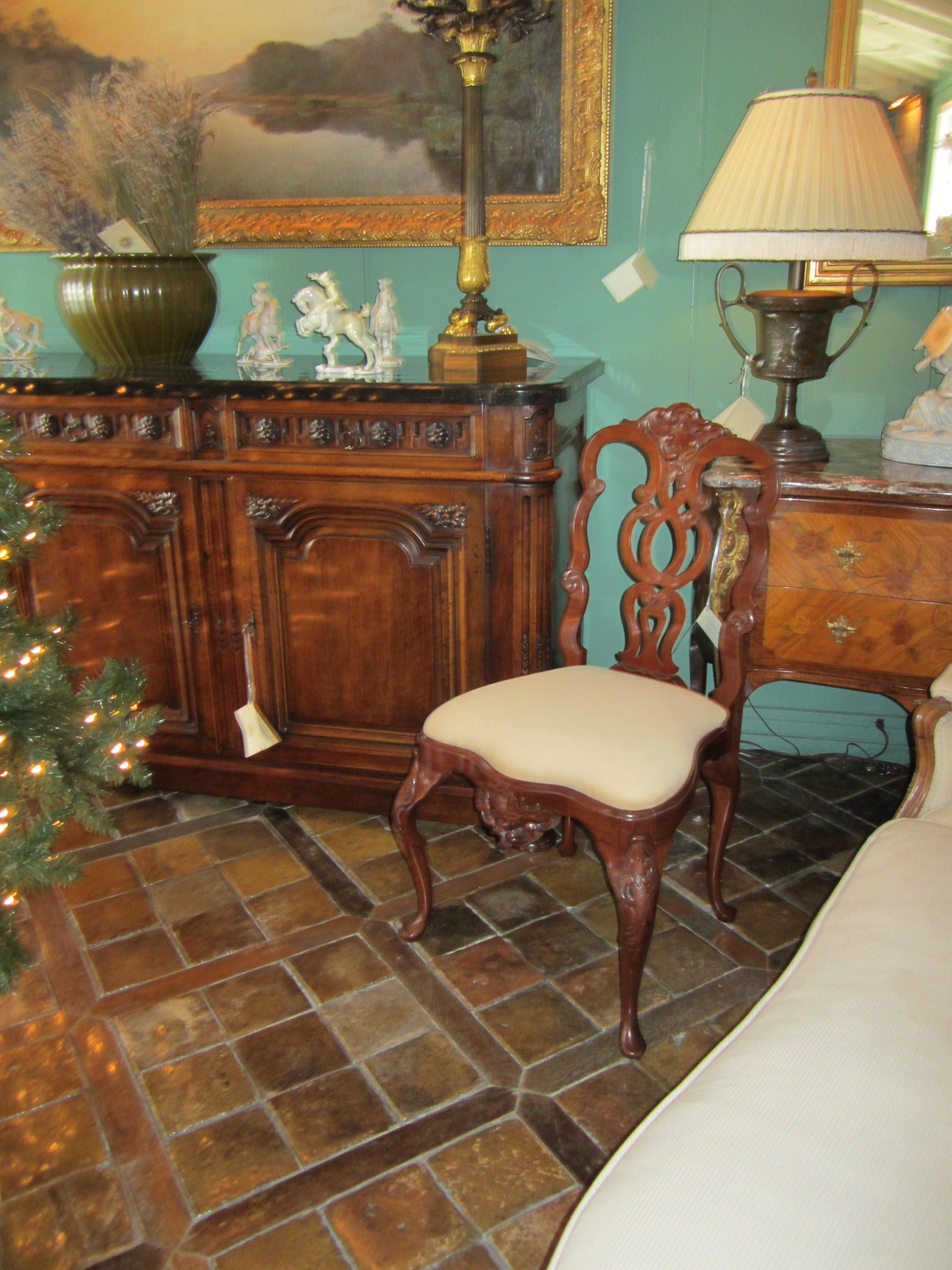 Ein bedeutendes Paar portugiesischer Rokoko-Jacaranda-Holzstühle aus dem 18. Jahrhundert mit schönen Schnitzereien rundherum. Diese Sitzgarnitur ist mit einem hellen cremefarbenen Stoff bezogen. Jeder Stuhl wird von feinen und einzigartig geformten