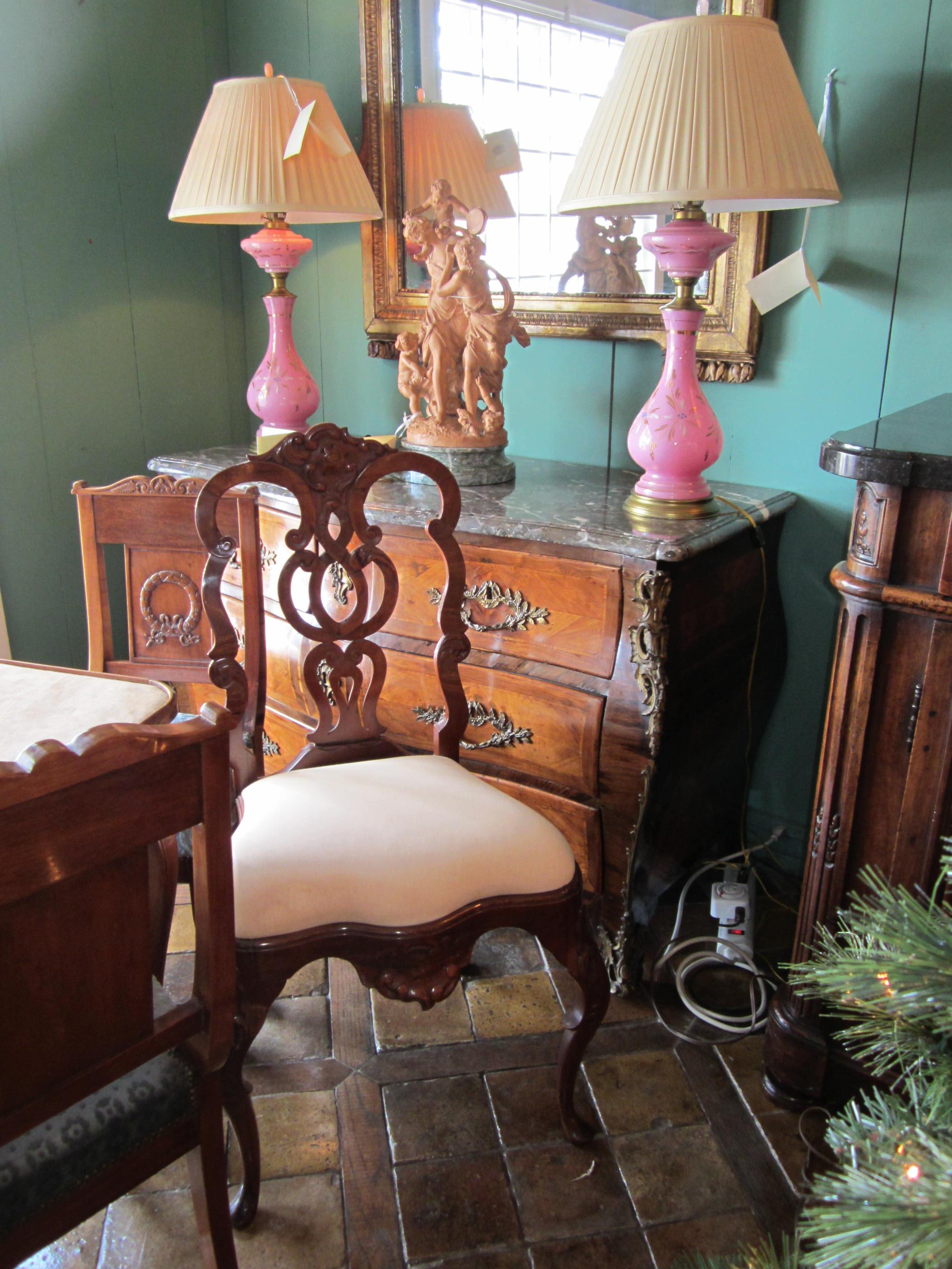 Rococo Paire de chaises de salle à manger d'appoint portugaises rococo en bois sculpté à la main en jacaranda Antique LA en vente