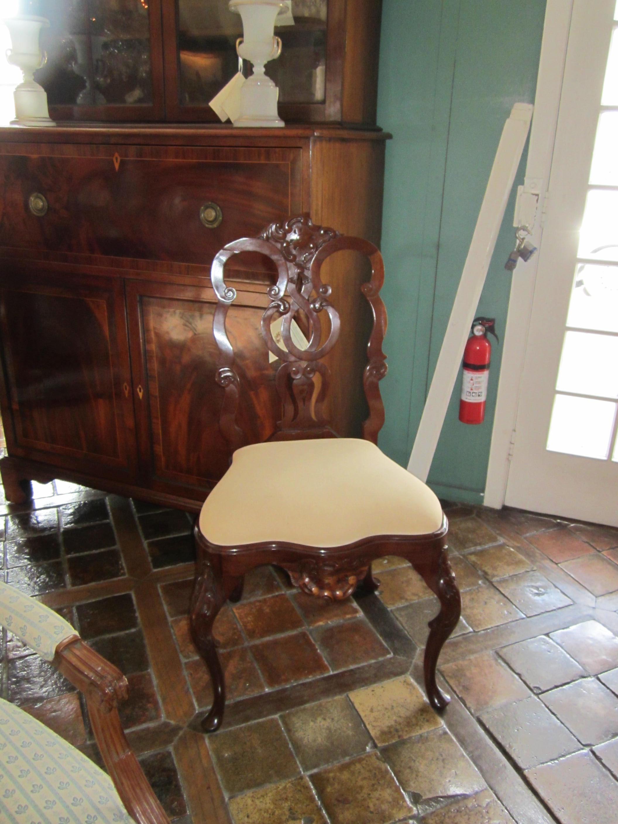Bois Paire de chaises de salle à manger d'appoint portugaises rococo en bois sculpté à la main en jacaranda Antique LA en vente