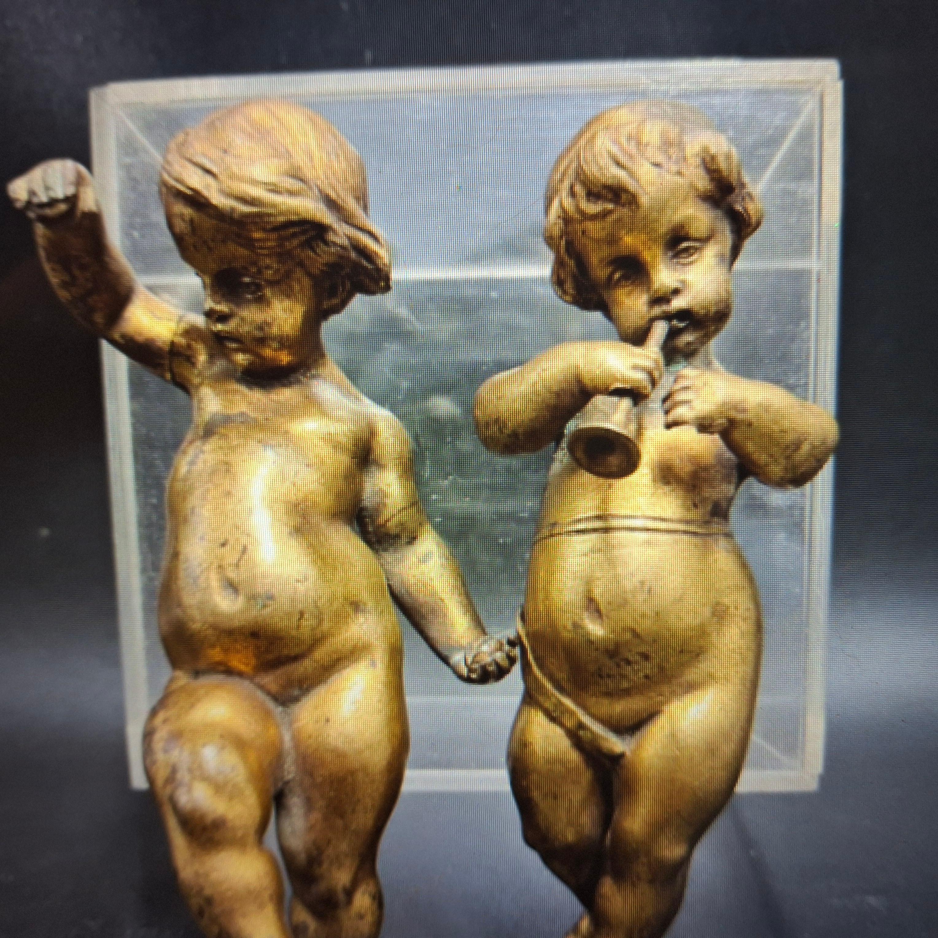 Coppia di sculture di putti e cherubini in bronzo dorato francese del XVIII secolo. Peso e dettagli nitidi e molto espressivi. Sono bellissimi e di alta qualità. Tenuta parigina.
