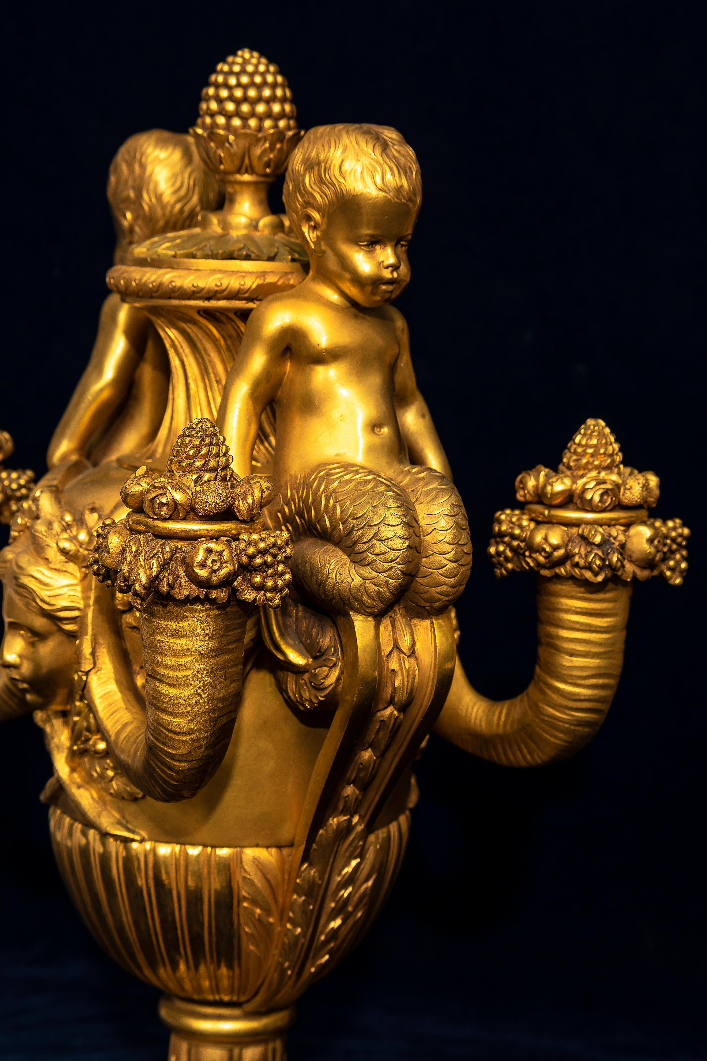 Coppia di candelabri francesi a quattro bracci in ormolu del 19° secolo con putti, dopo Pierre Gouthière in vendita 2