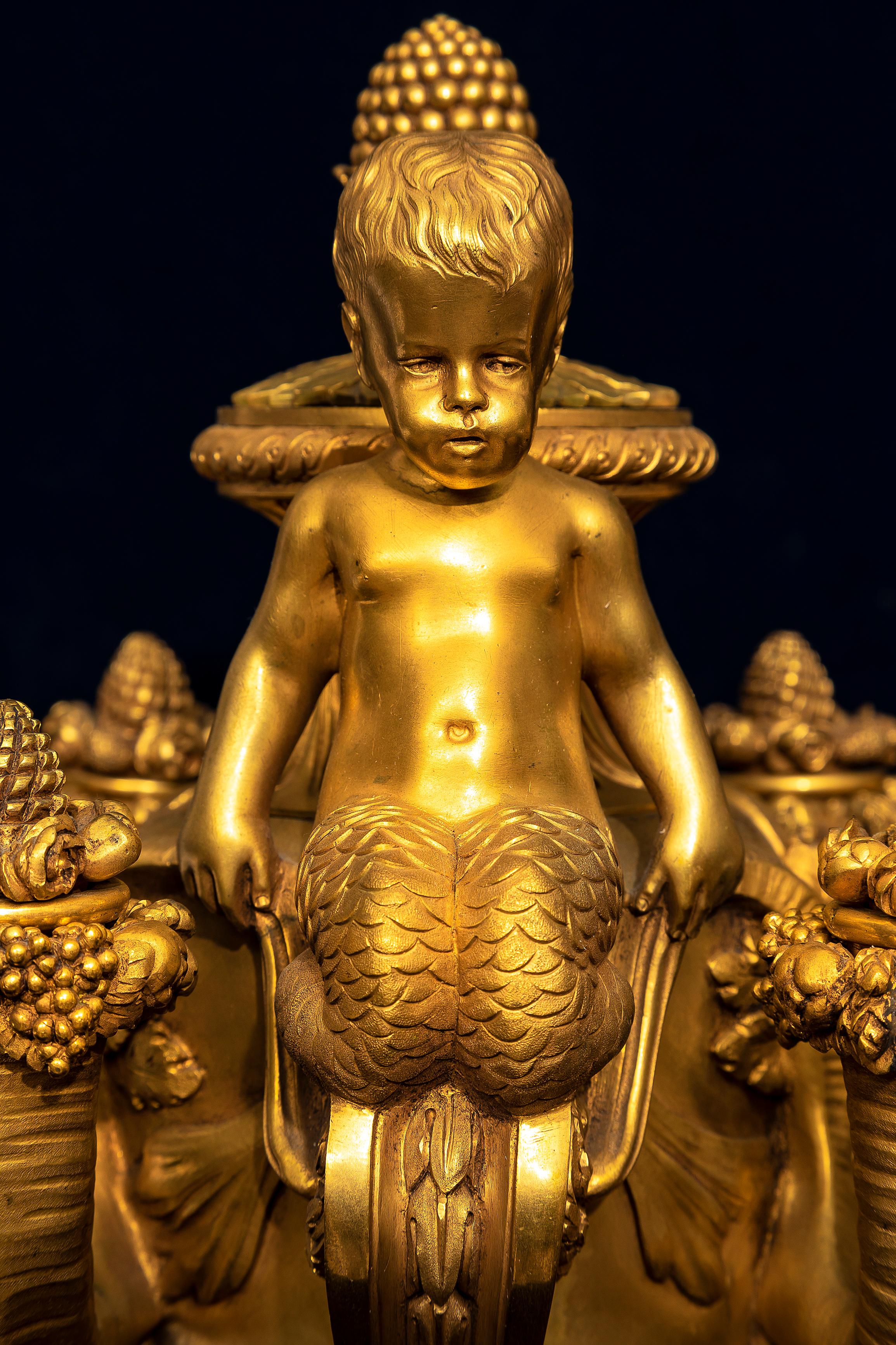 Coppia di candelabri francesi a quattro bracci in ormolu del 19° secolo con putti, dopo Pierre Gouthière in vendita 3